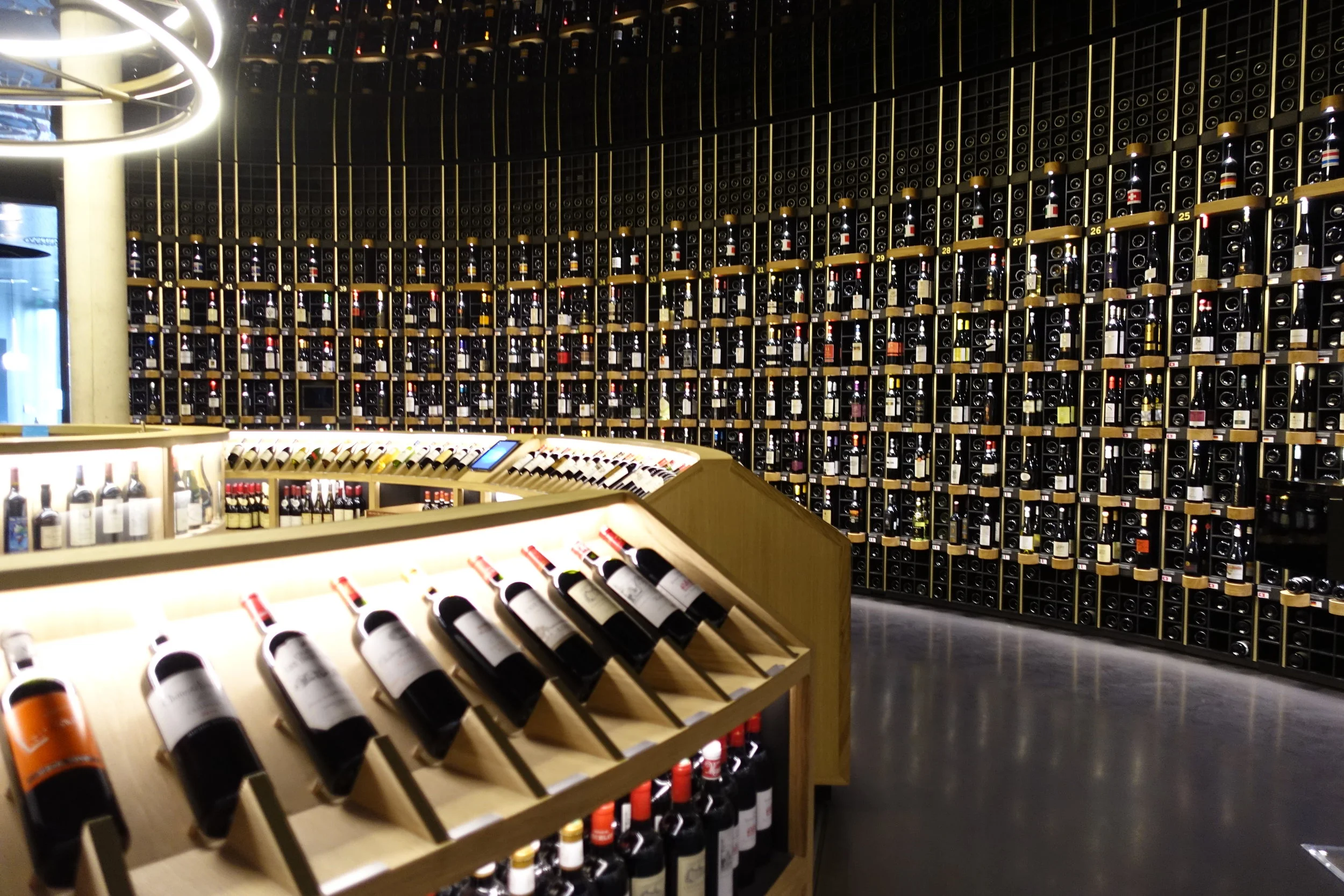 The wine shop where you can buy wines from around the world – even Japan!