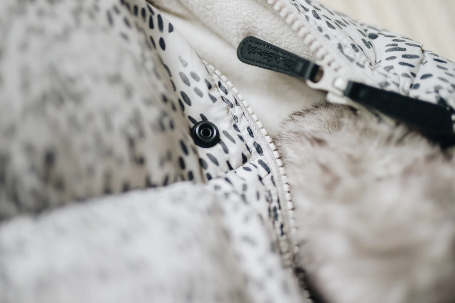 the zipping goes along the whole bag and it's very easy to separate bottom and top which makes it very easy to wash too. It's washable on 40 degrees.