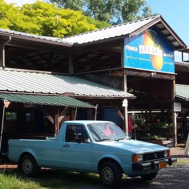 Beautiful morning here by Cayuga Lake at the #ithacafarmersmarket with the #littlebluetruck . Come on out!  Lots of #organic #veggies from our #smallfarm in the #fingerlakes #upstateny #ithaca #ny #farmersmarket #spinach #lettuce #radishes and #fresh