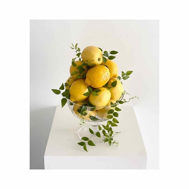 When life gives you lemons, throw a lemon party! Just pile up a bunch of lemons and citrus fruits and you are all set (you can embellished with some 🌿too)! 🍋#🍊
.
.
.
.
.
.
#🍋 #lemontheme #whenlifegivesyoulemons #lemonparty #lemondecor  #positivev