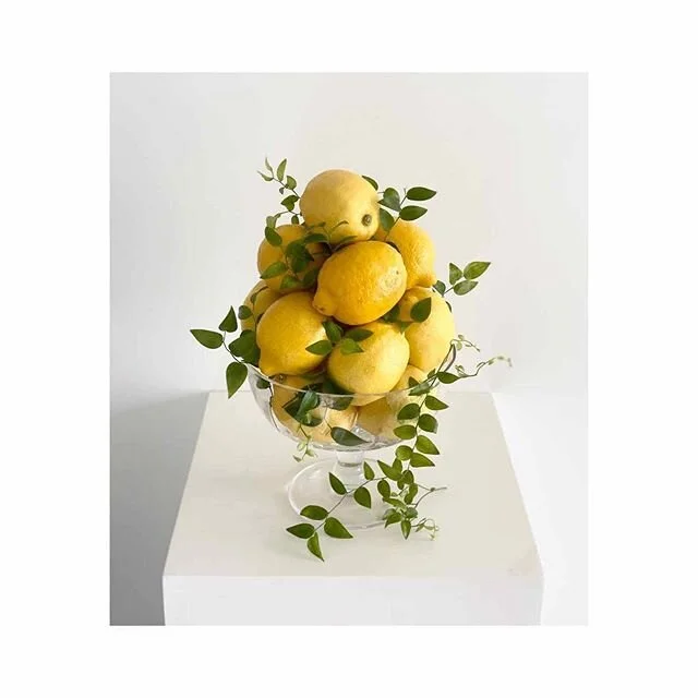 When life gives you lemons, throw a lemon party! Just pile up a bunch of lemons and citrus fruits and you are all set (you can embellished with some 🌿too)! 🍋#🍊
.
.
.
.
.
.
#🍋 #lemontheme #whenlifegivesyoulemons #lemonparty #lemondecor  #positivev