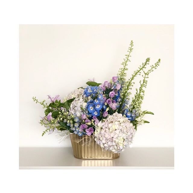 Some pretty delphiniums, hydrangeas and a hint of clematis to welcome the weekend 💙💜
.
.
.
.
.
#hydrangea #hydrangeaarrangement #delphinium #delphiniumarrangement #clematis #happyvibes #positivevibes #hkflorist #flowersofinstagram #floristry #madis