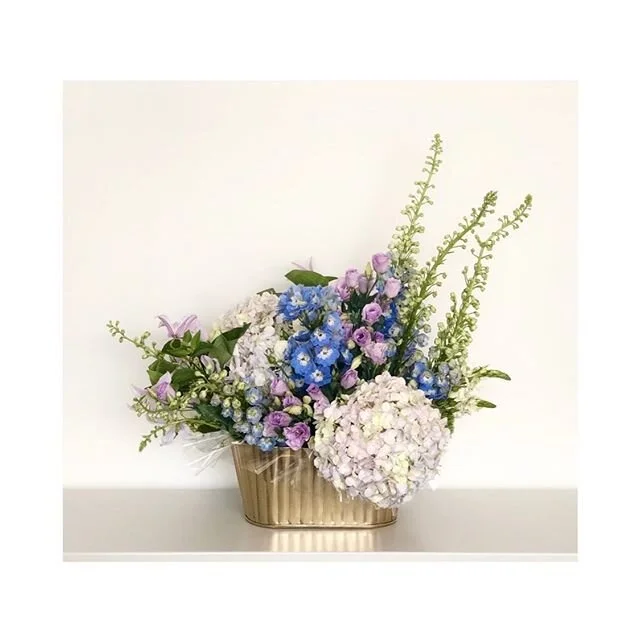 Some pretty delphiniums, hydrangeas and a hint of clematis to welcome the weekend 💙💜
.
.
.
.
.
#hydrangea #hydrangeaarrangement #delphinium #delphiniumarrangement #clematis #happyvibes #positivevibes #hkflorist #flowersofinstagram #floristry #madis