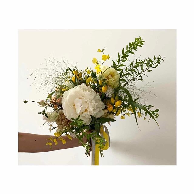 Wishing everyone a sunny Saturday! Even though it&rsquo;s typhooning in HK, let&rsquo;s all channel our inner sunshine this #weekend! ☀️ .
.
.
.
.

#innersunshine #happyweekend #sunshinestateofmind #sunnyday #saturdayvibes #yellowandwhitebouquet #sun