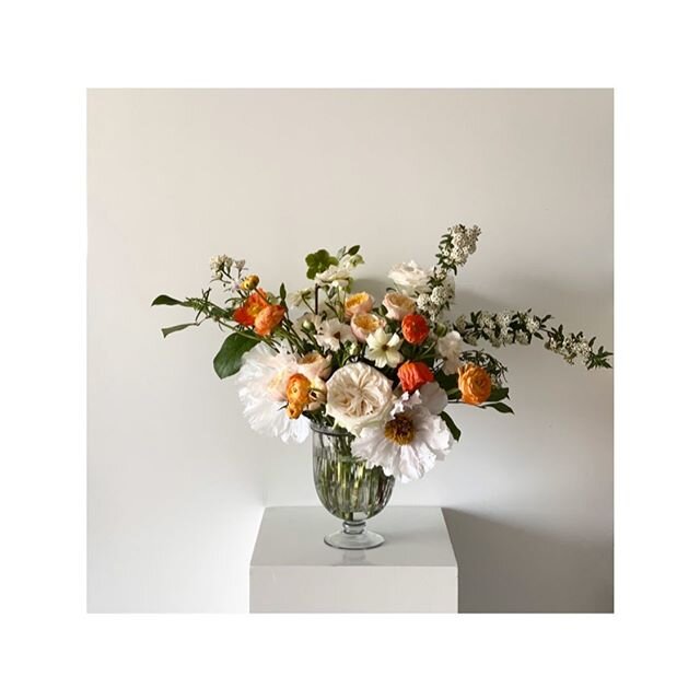 Pretty pleased with how this one turned out... but then again what could go wrong with peonies and garden roses! 🧡

#prettylittlething #happymonday .
.
.
.
.
#visualvitamins #sunshinebouquet #sunshinestateofmind #mondaze #peonylover #gardenroses #se