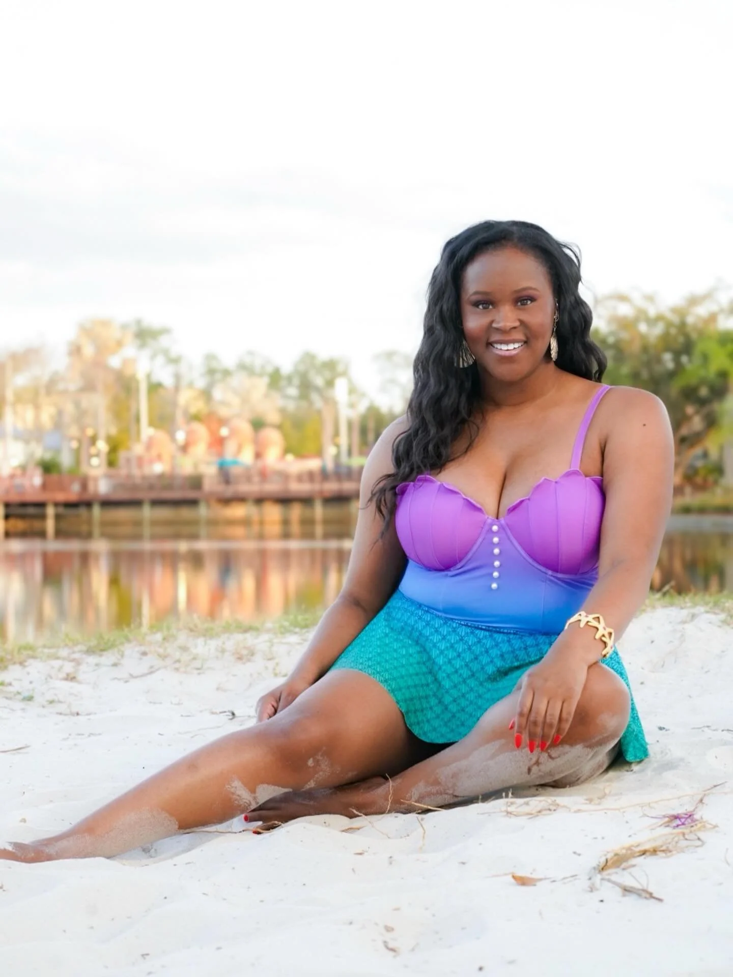 Channeling my inner Ariel 🧜&zwj;♀️

Lately I&rsquo;ve been dreaming about packing a bag, chasing sunsets, and disappearing on a much-needed vacation&hellip; it may be time to book a trip. Summer is calling!

Swimsuit by @uniquevintage 

&bull;
&bull