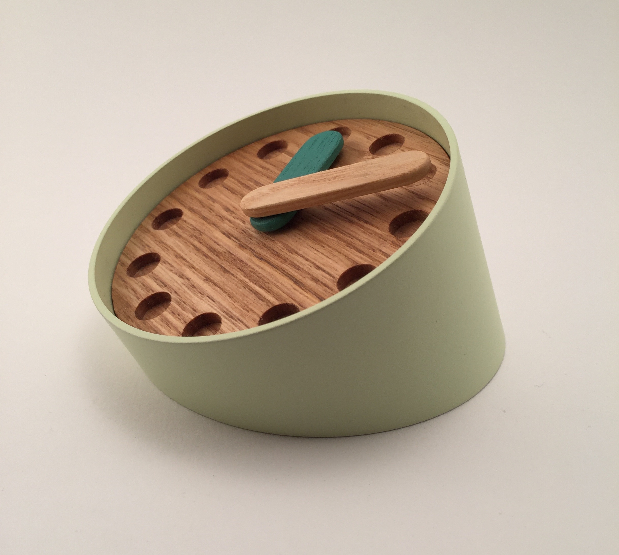 Colør is the perfect clock for a table or a desktop: its sloping shape let you easily read the clock from each perspective.