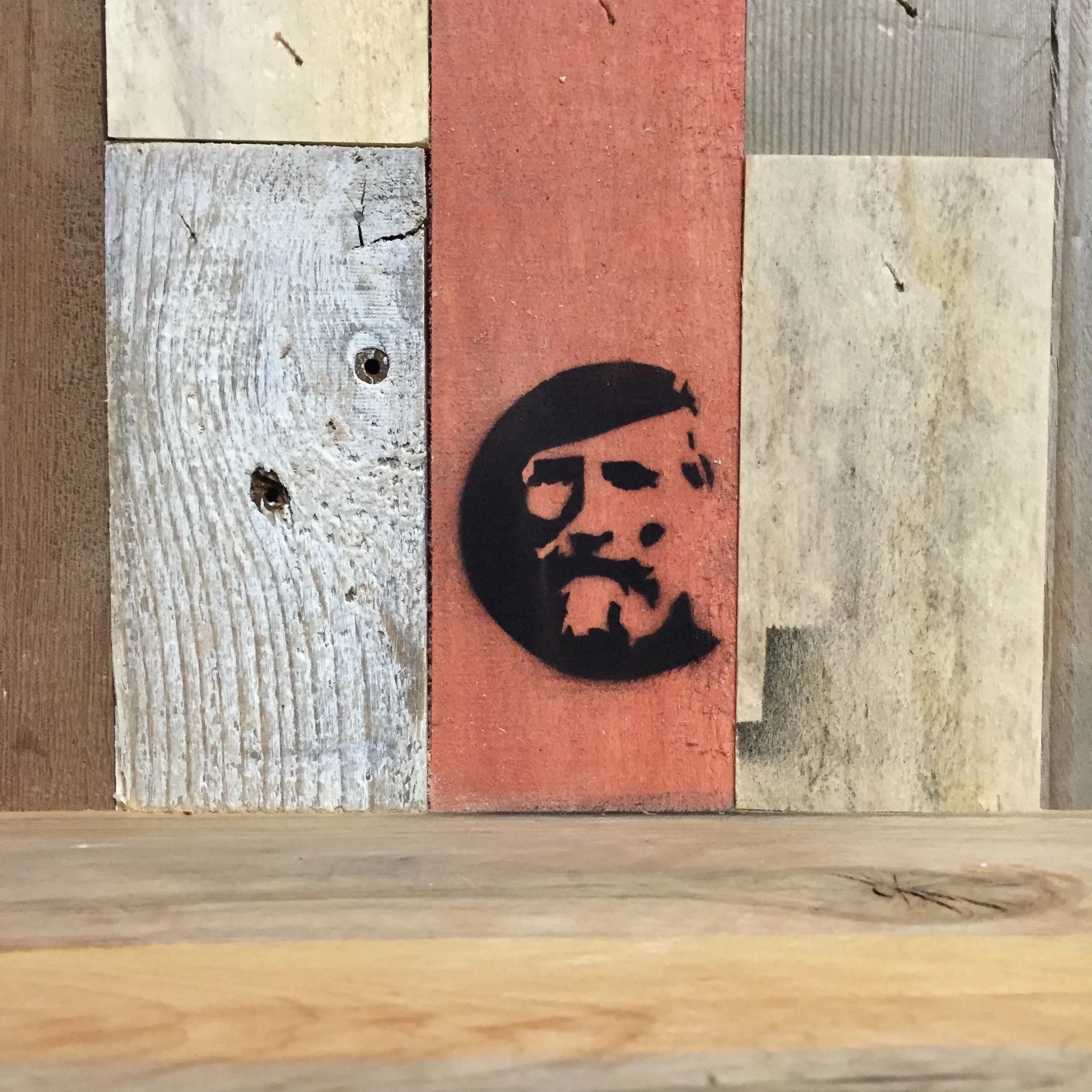  Il logo con Garibaldi, simbolo del bar, è richiamato più volte nel nuovo look del bar. 