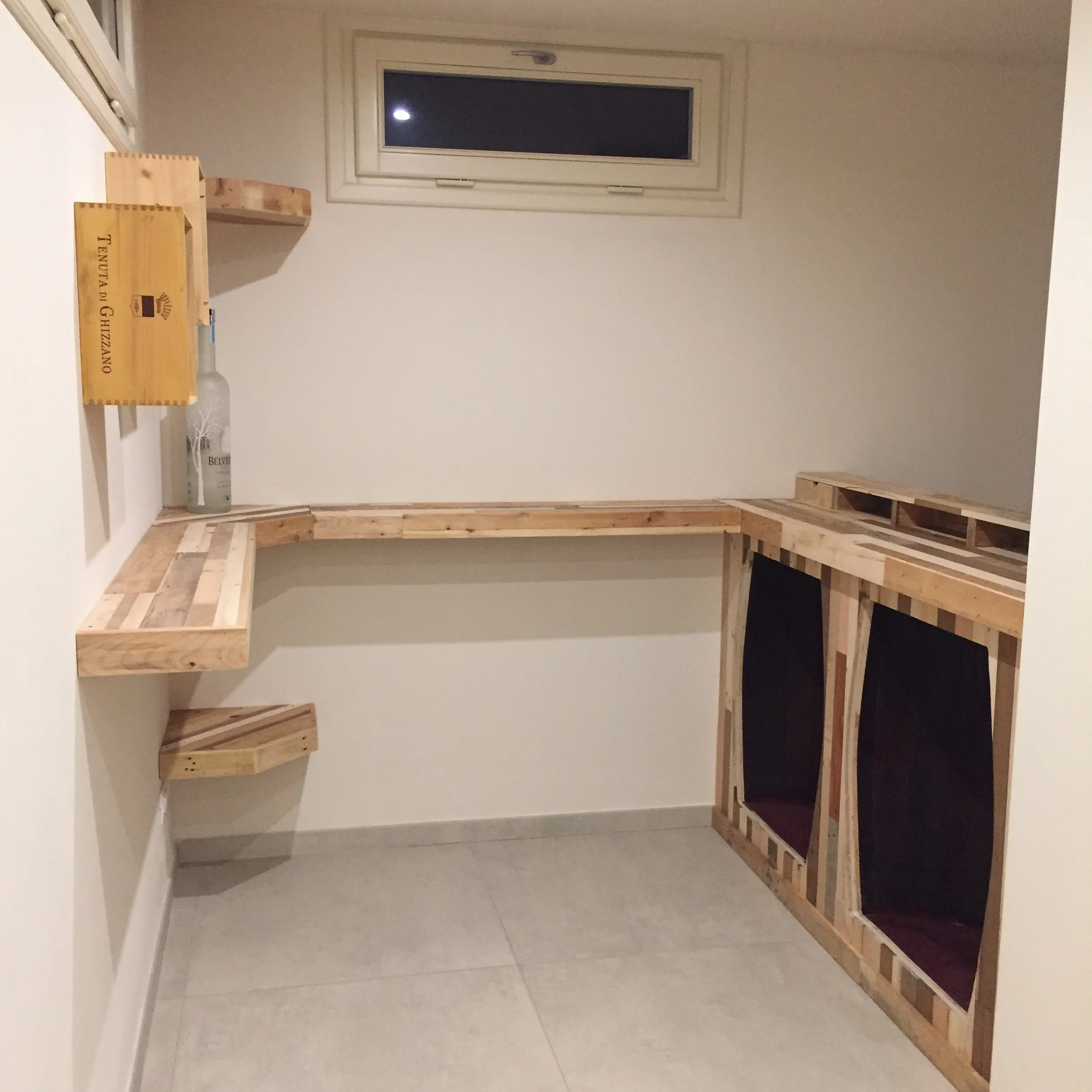  All'interno delle botti è stato ricavato un spazio per riporre il materiale necessario per il bar. 