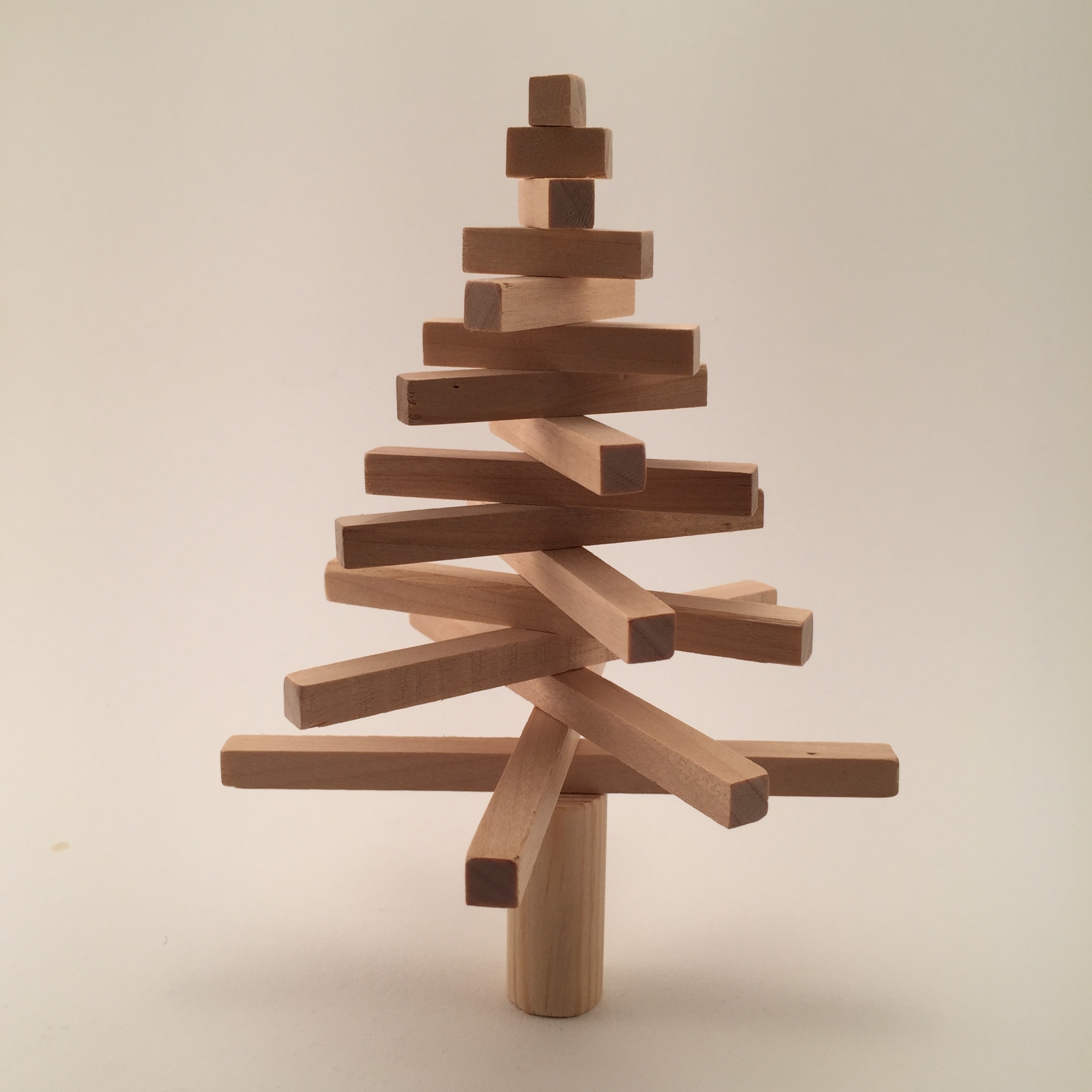 le 16 stecche che compongono l'albero possono essere posizionate a piacere per una miriade di diverse configurazioni.