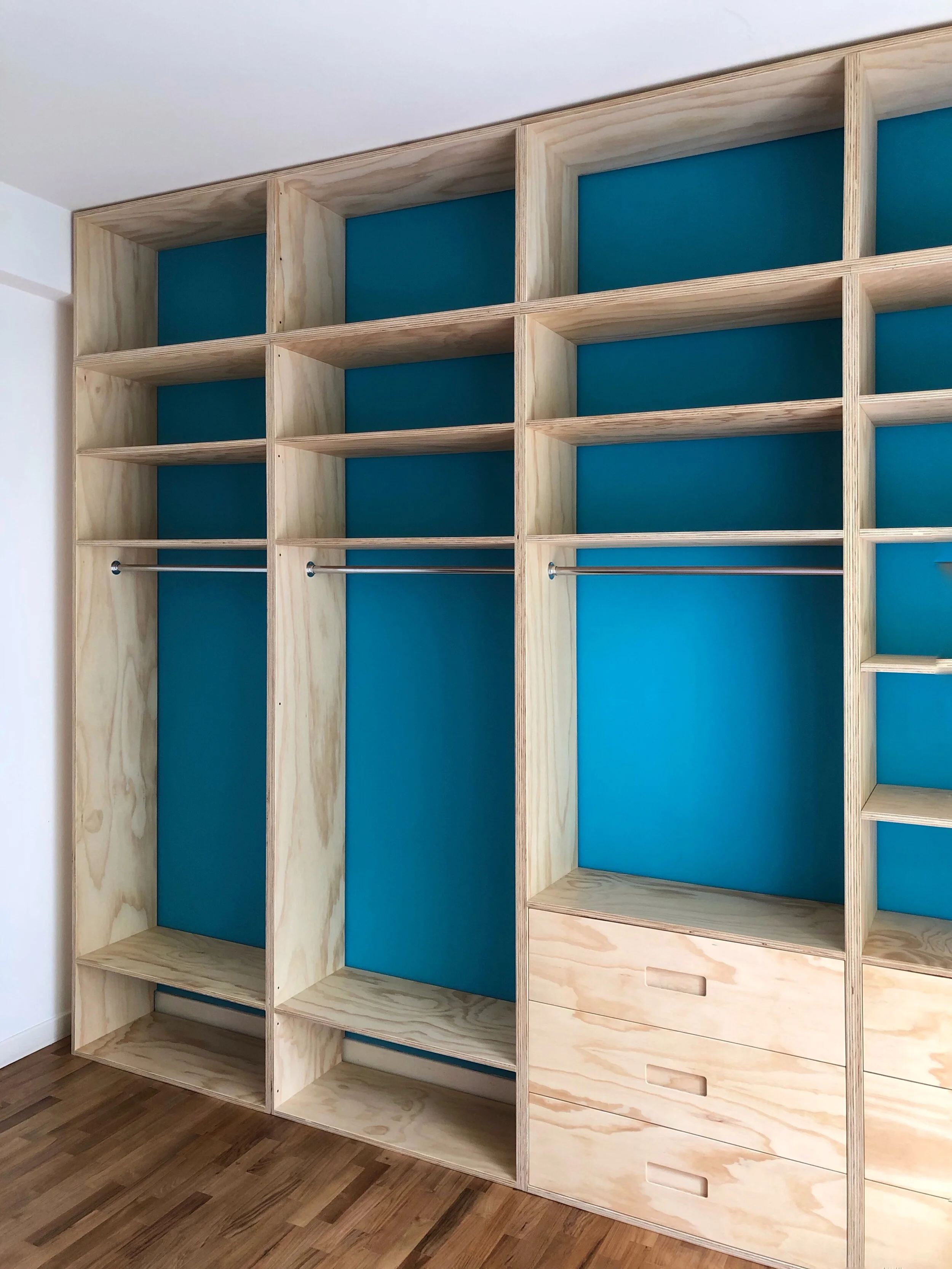  Armadio a giorno in multistrato di pino fenolico 18mm. Finitura effetto cera a base acqua. 