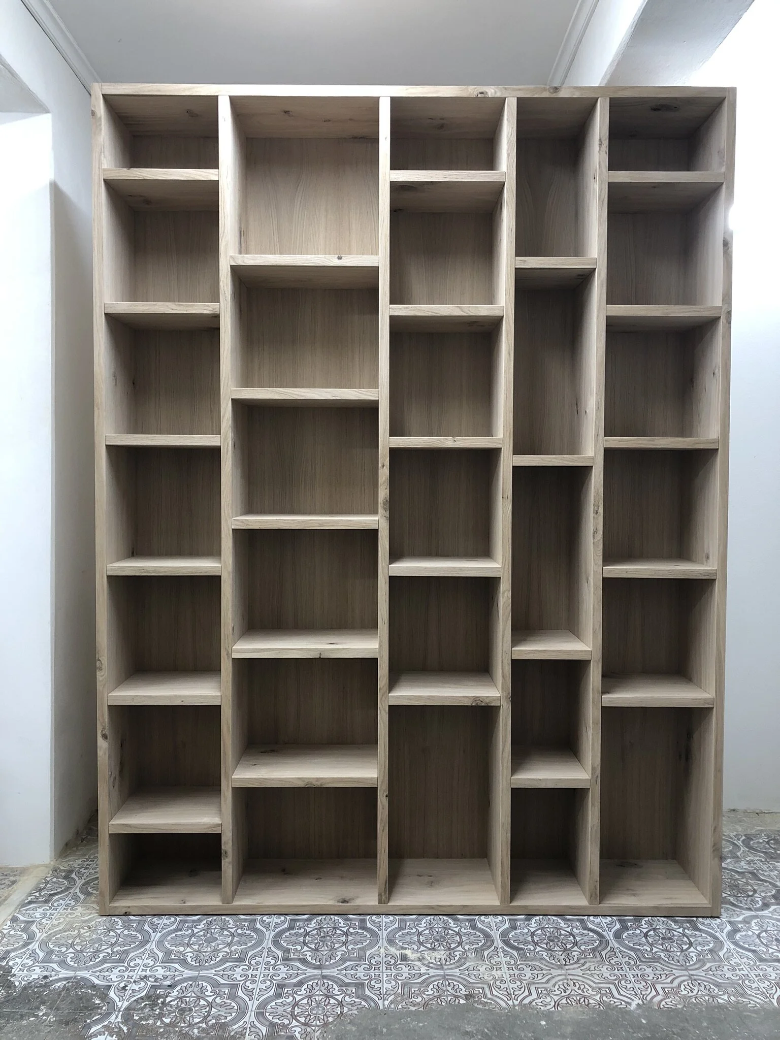  Tutti i ripiani sono montati senza uso di ferramenta, sfruttando un incastro a coda di rondine nascosta. 