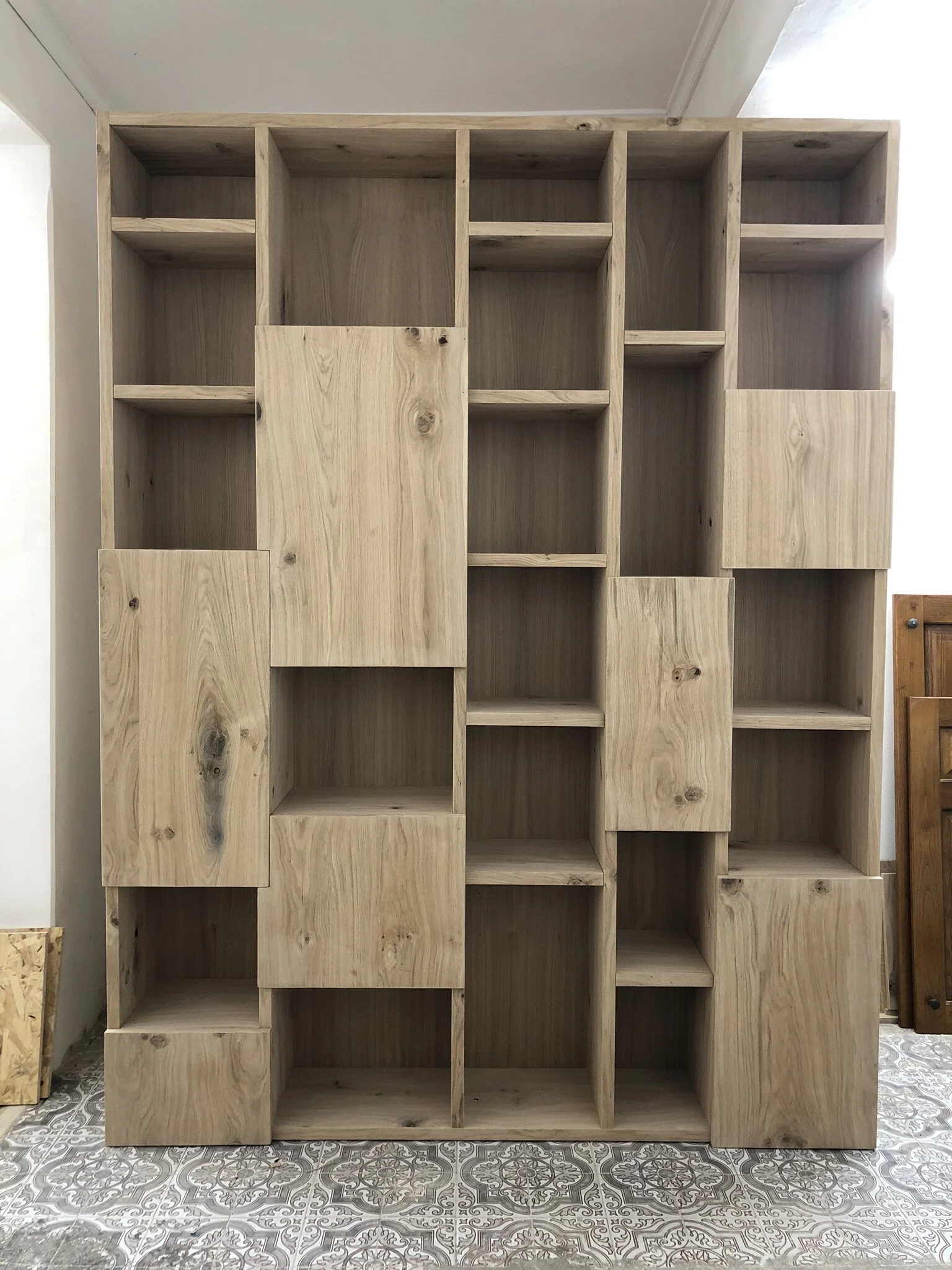  Libreria in fase di costruzione con struttura e ante in rovere grezzo. 