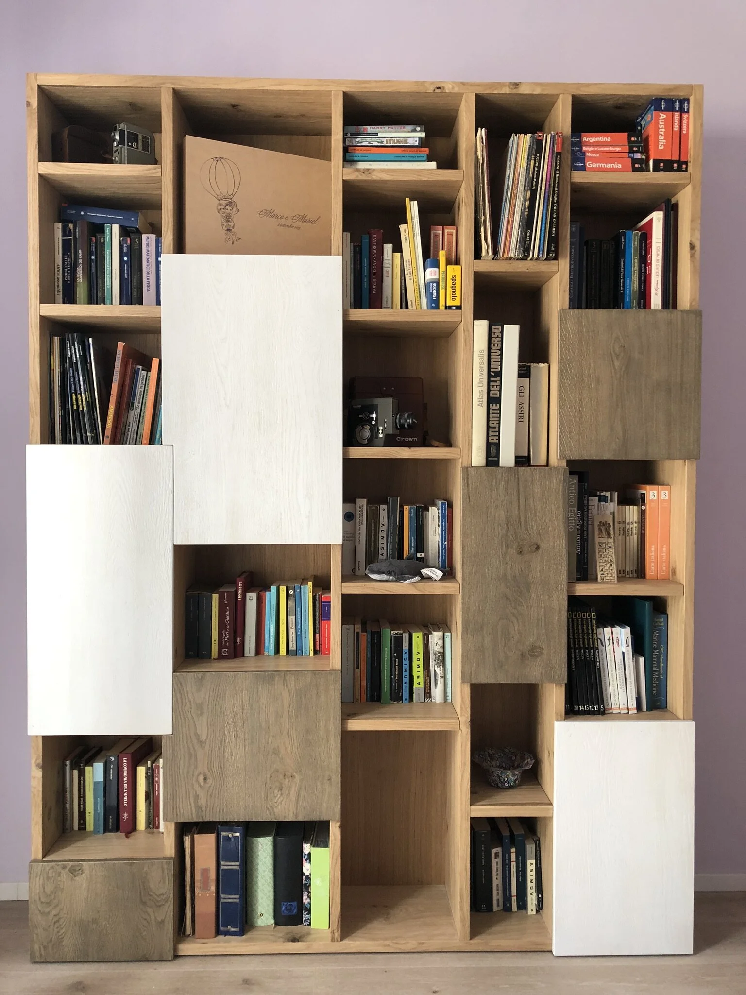  Aspetto finale con alcune ante verniciate a poro aperto in bianco ed alcune in grigio. 