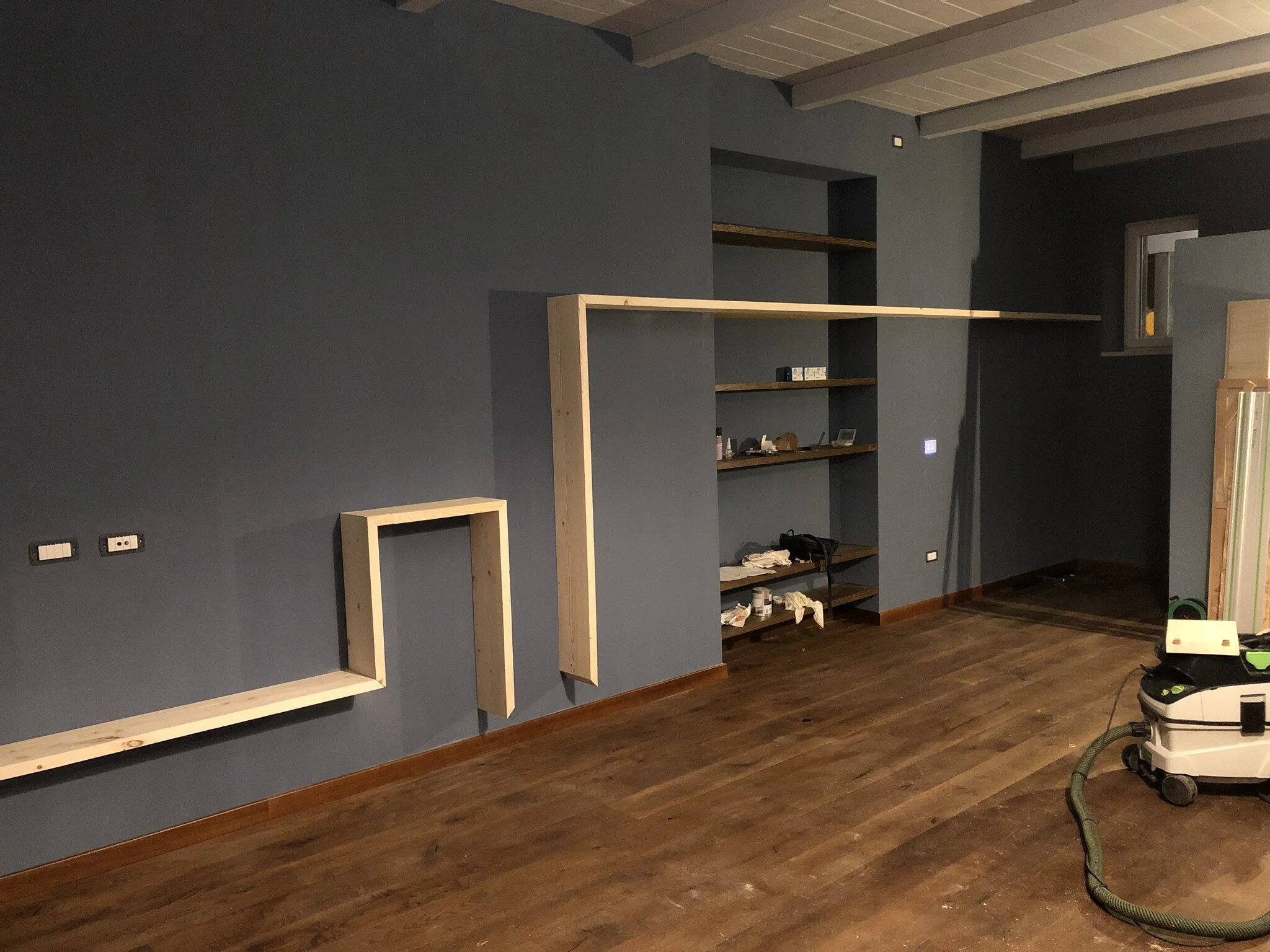  Una fase della costruzione dell’arredo che ha richiesto grande inventiva e spirito di adattamento 