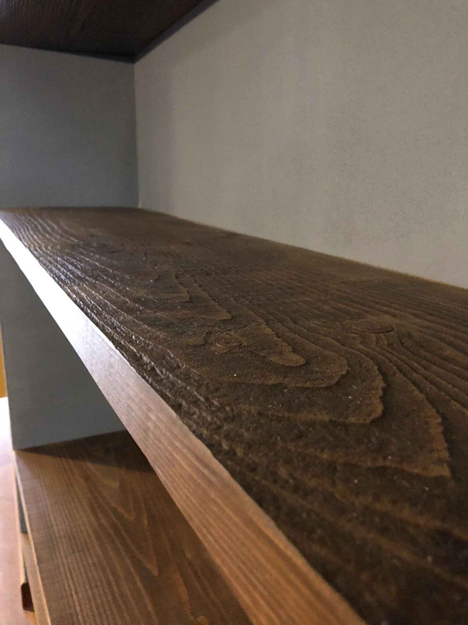  La superficie delle mensole in abete massello è stata spazzolata e trattata con finiture ad acqua effetto cera, per un superficie morbida e piacevole al tatto. 