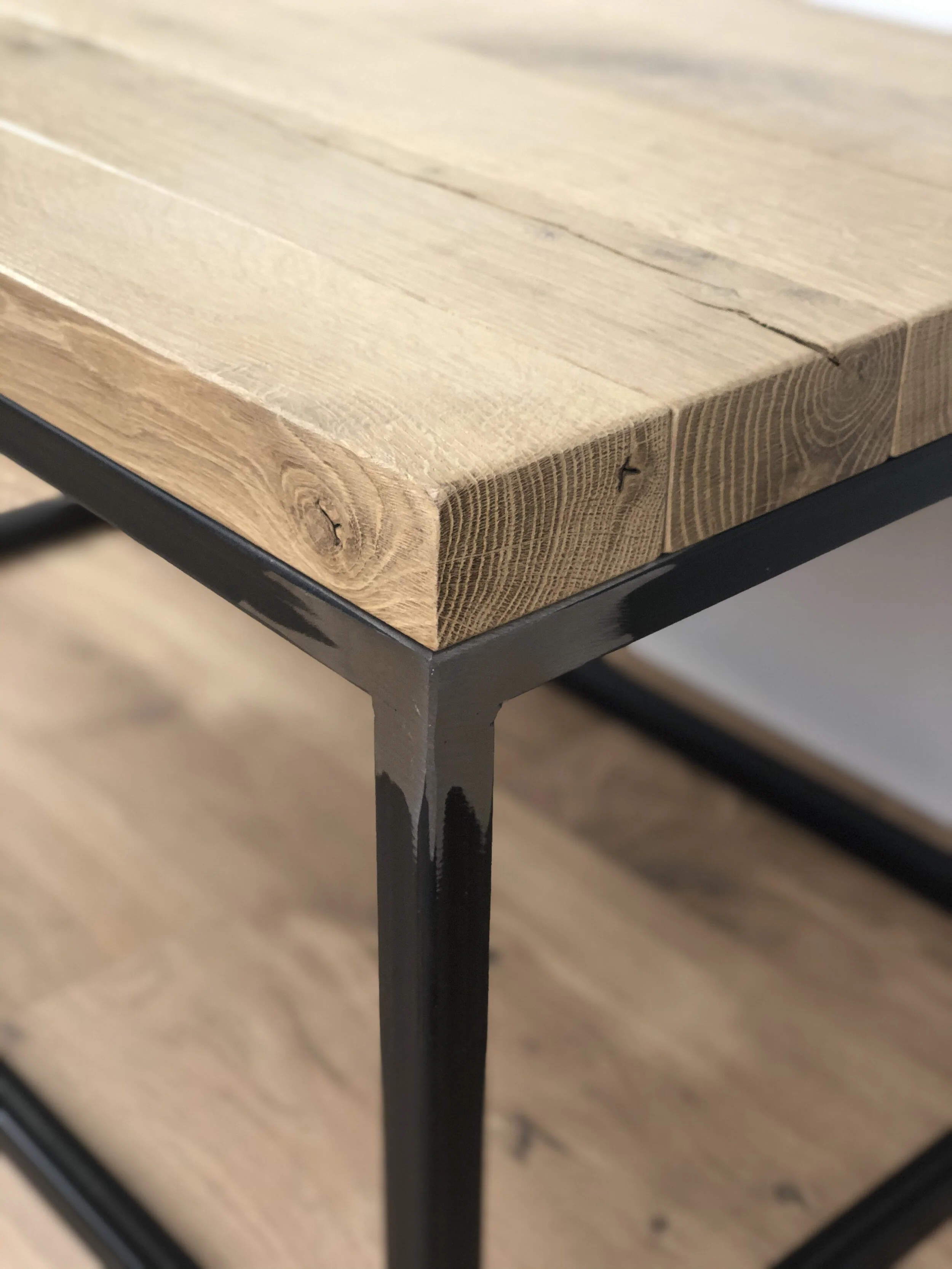  La matericità del rovere spazzolato e il fascino dell’acciaio grezzo saldato 