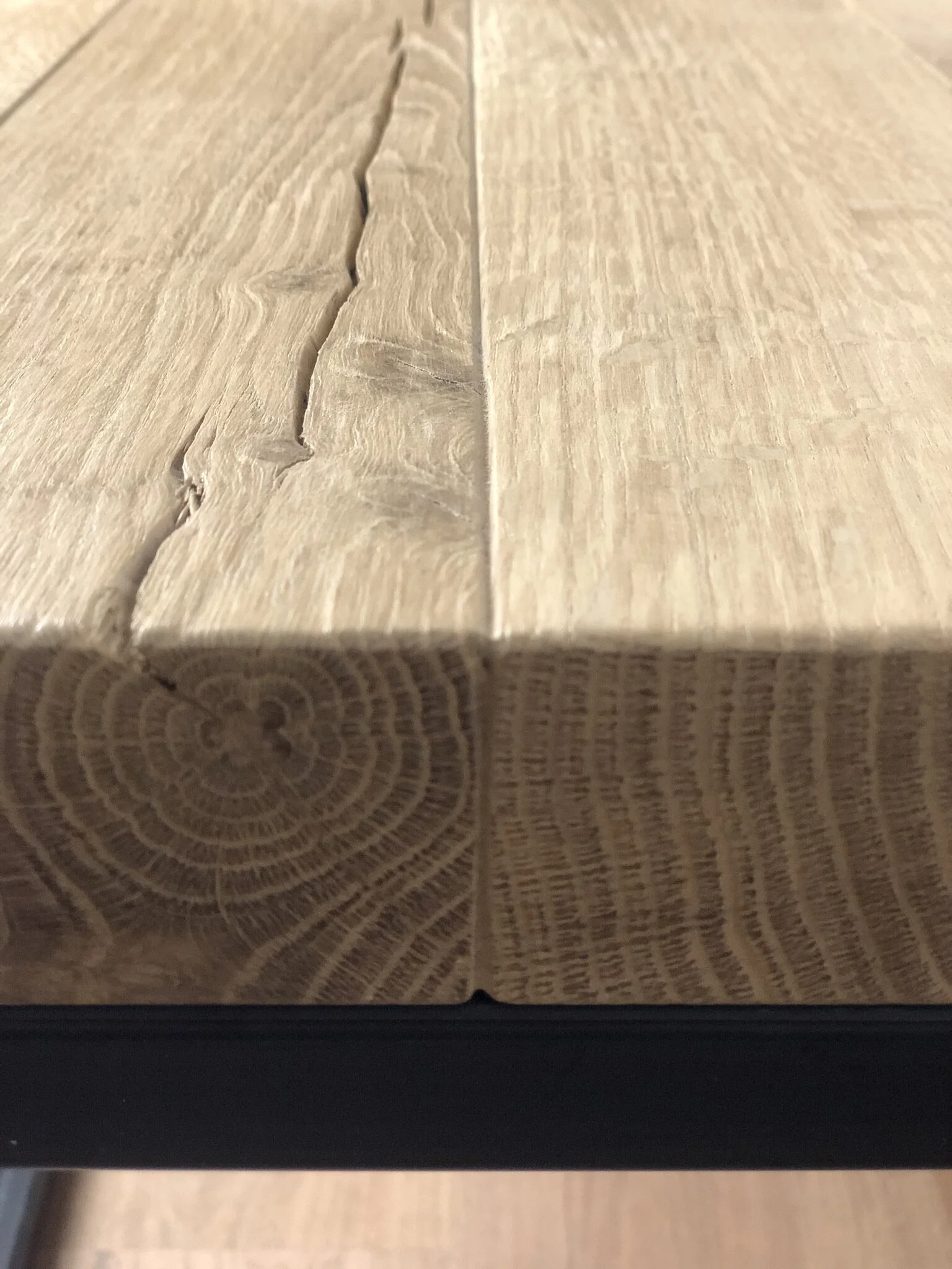  Spaccature e difetti del tavolame fanno parte dell’effetto volutamente industriale. 