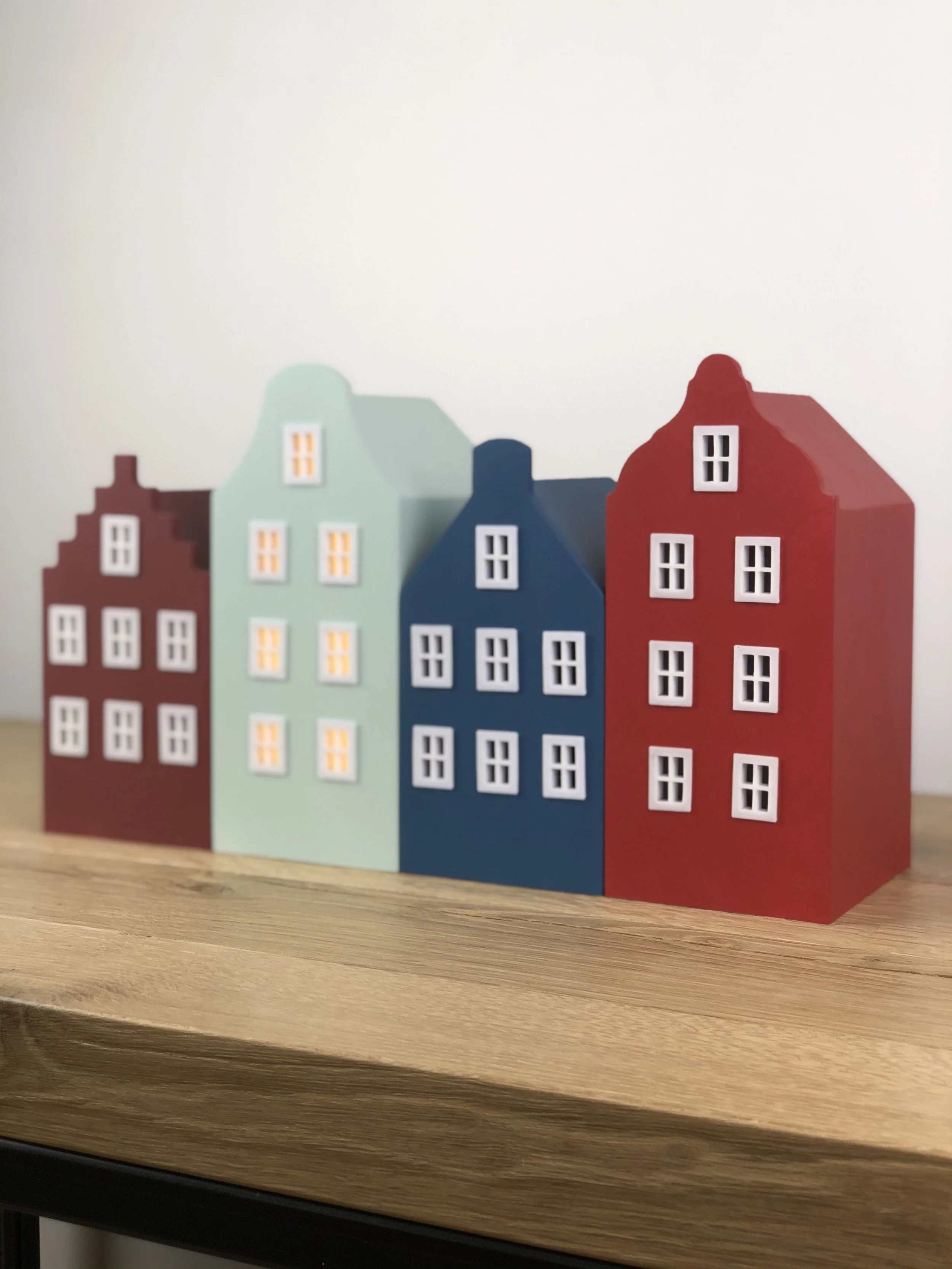  La luce calda emanata dalle finestre delle casette porta un’atmosfera accogliente nelle vostre abitazioni. 