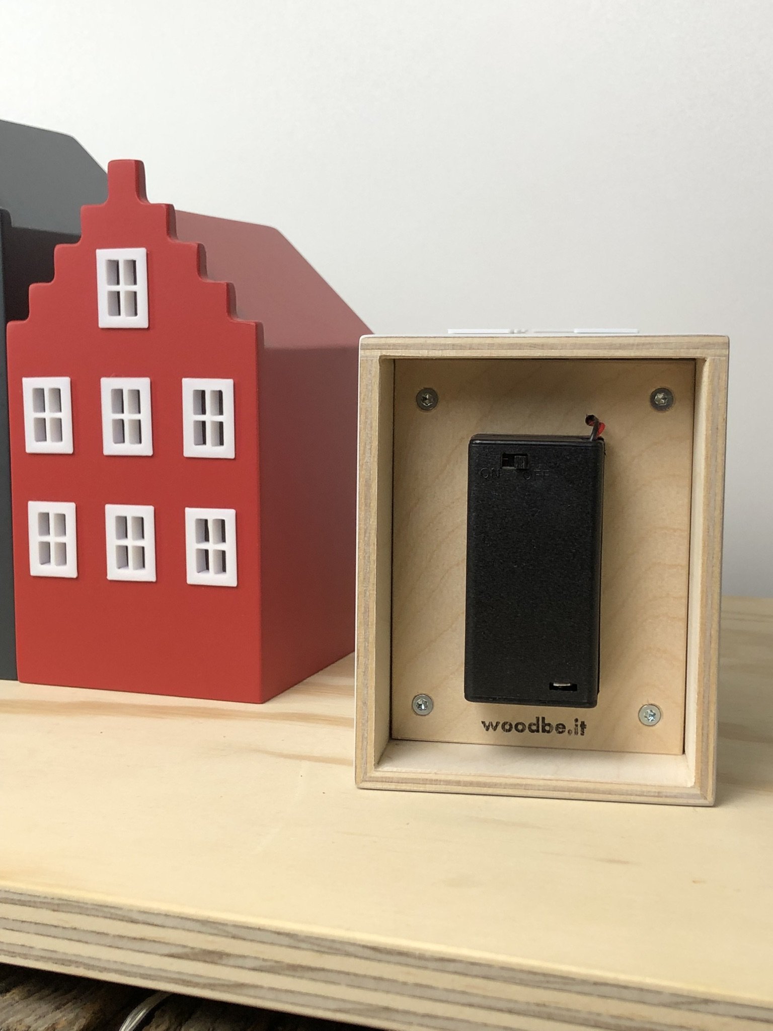  Il funzionamento delle casette avviene grazie a due semplici batterie stile di tipo AA. 