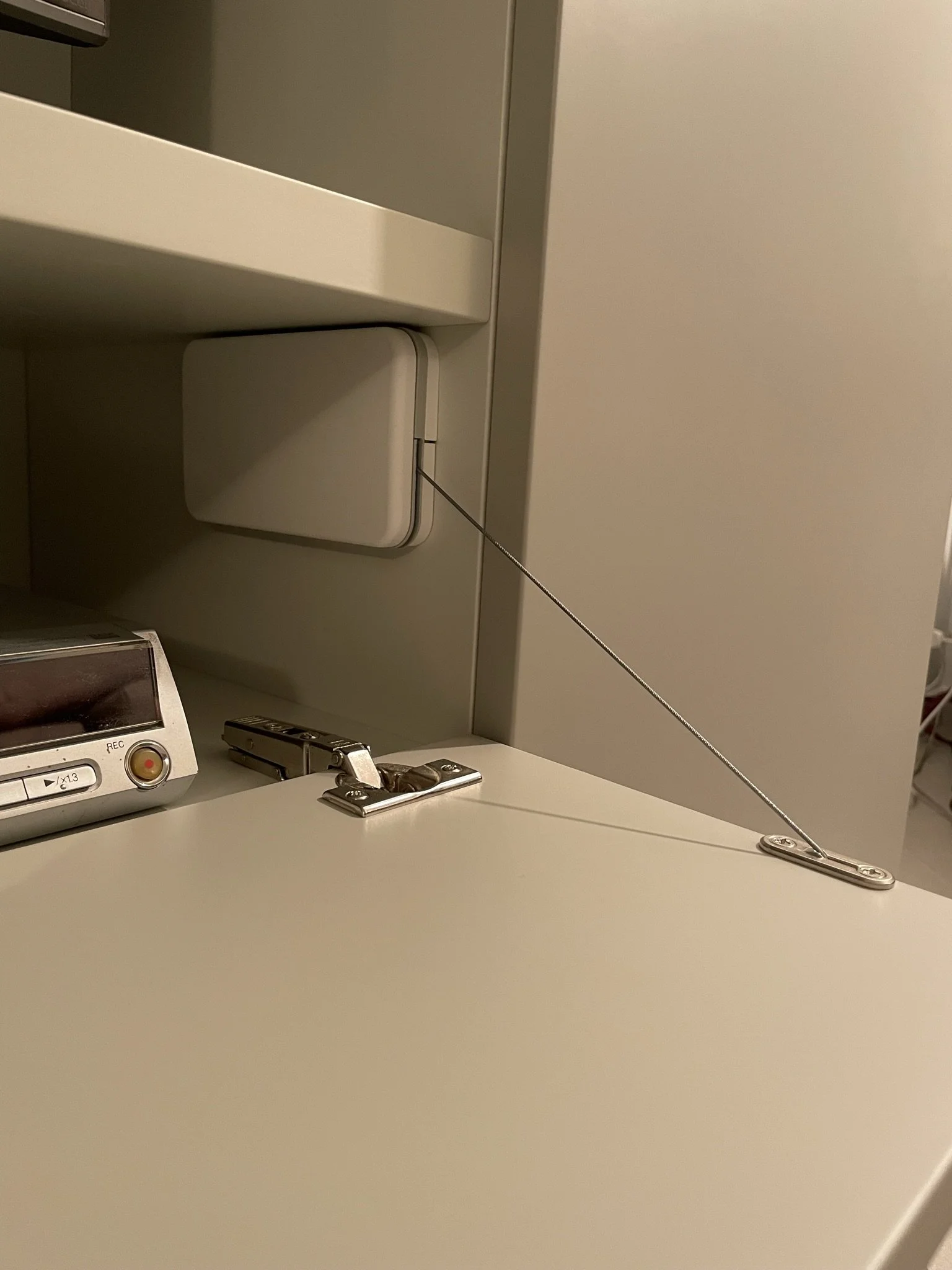  Particolare della ribaltina con sistema di apertura e chiusura ammortizzato 