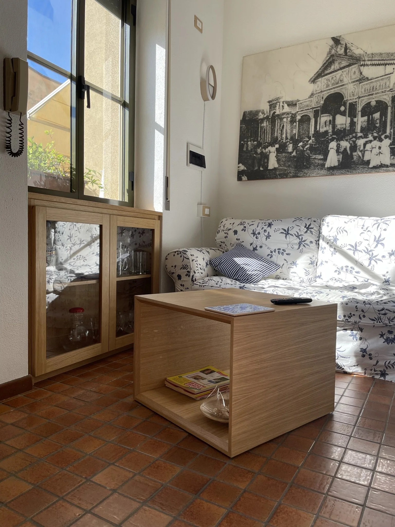  All’interno del soggiorno sono stati realizzati altri arredi nello stesso stile: una cantinetta, due credenza e un piccolo tavolino da fumo. 