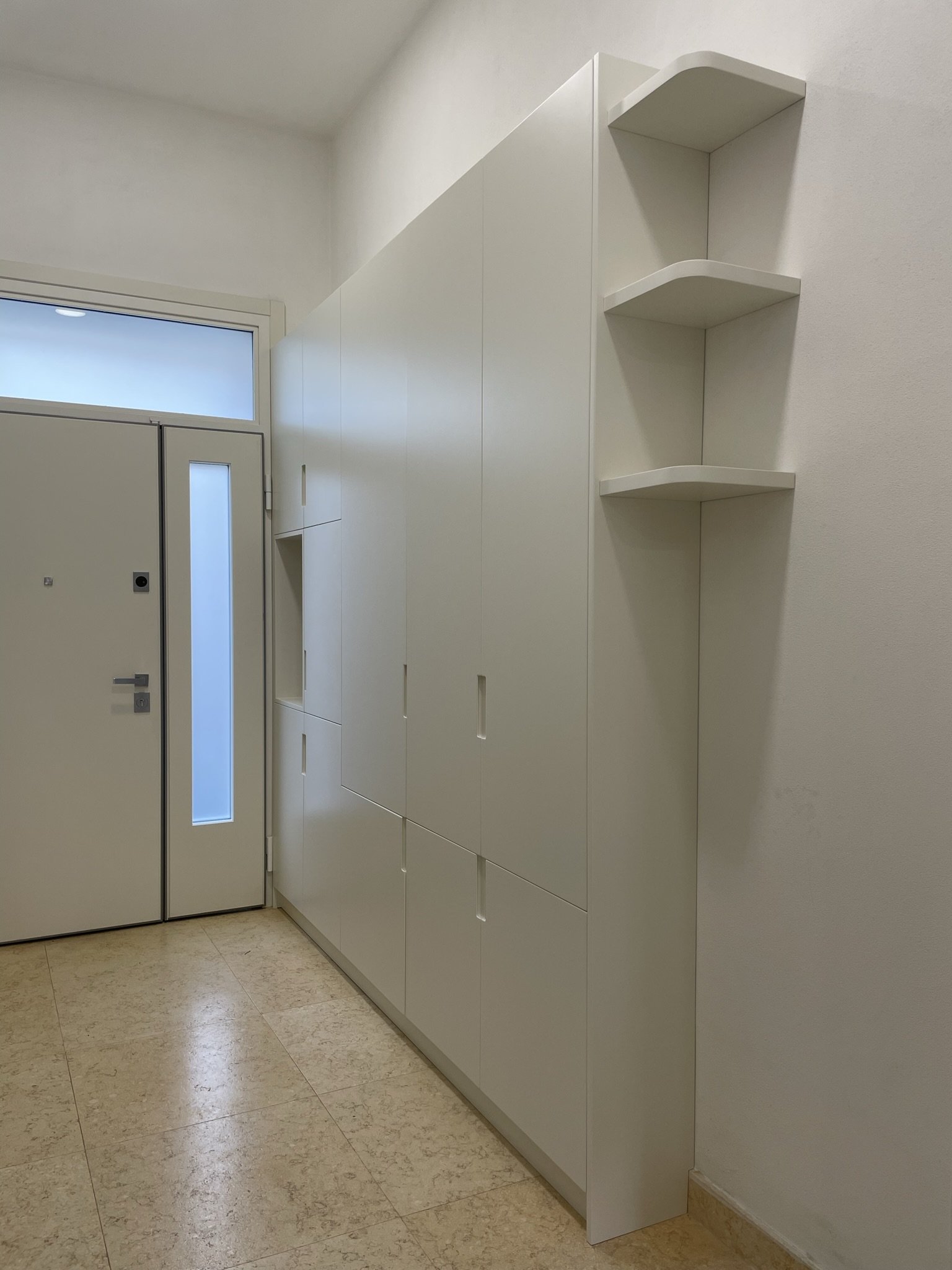  L’arredo si presenta molto snello in profondità ma al tempo stesso riesce a contenere cappotti, scarpe e a nascondere contatori e strumentazioni elettriche. 