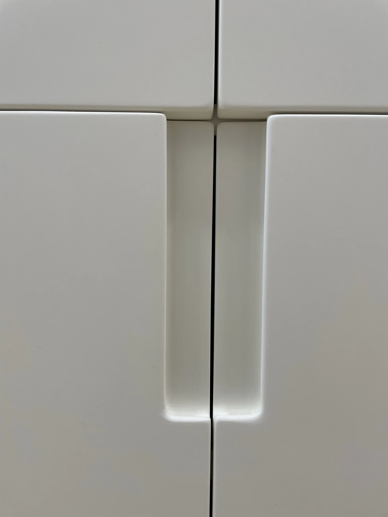  Dettaglio delle maniglie fresate nello spessore dell’anta 