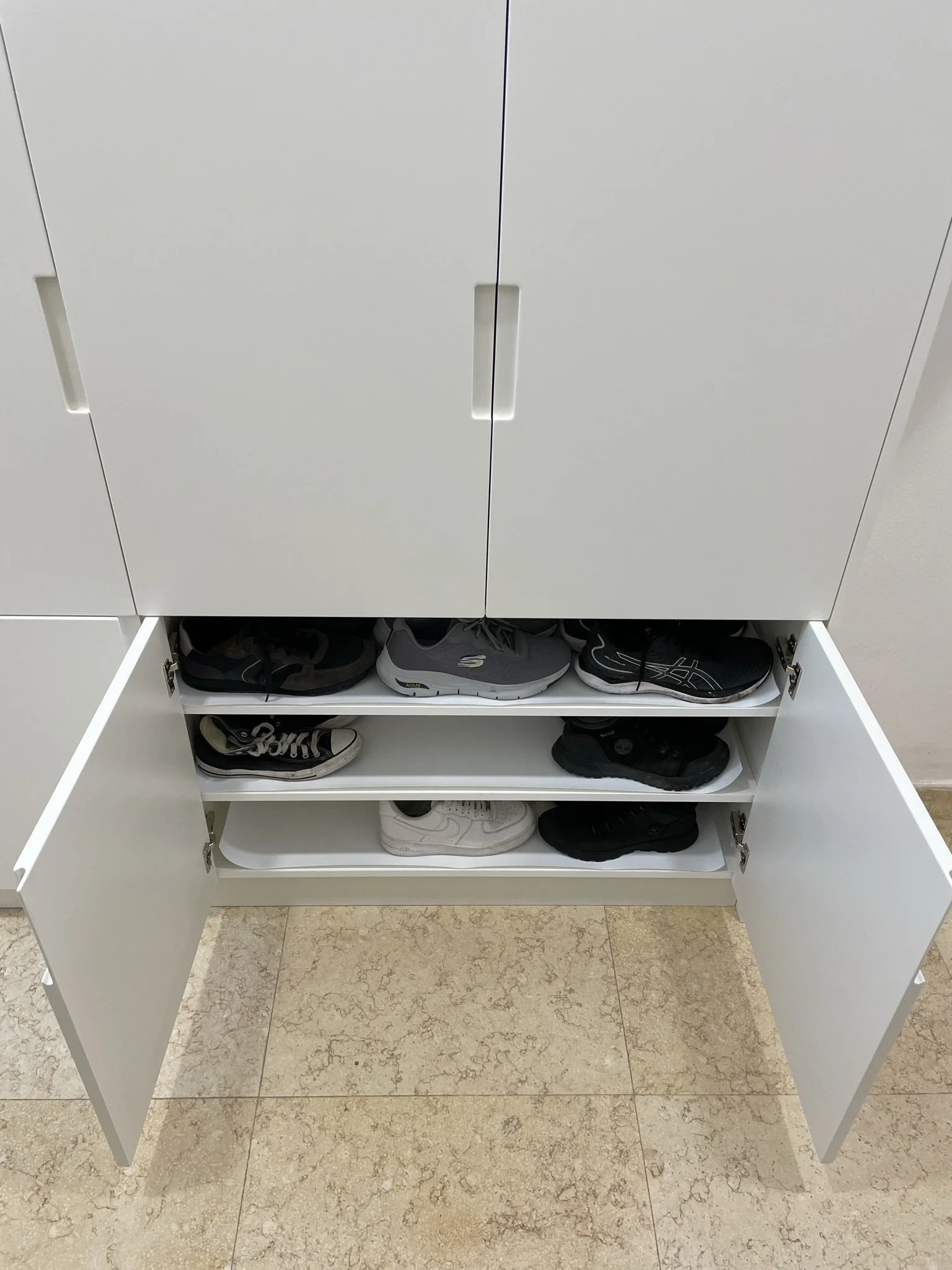  La parte di sportelli inferiori è adibita per le scarpe. 