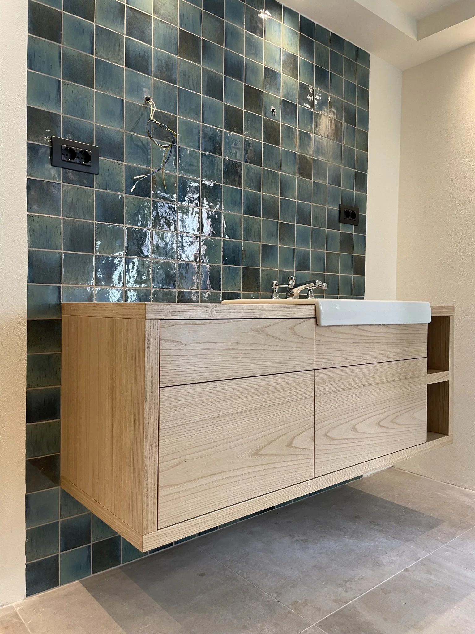  Il lavello, recuperato durante il restauro della casa, è stato integrato nell’arredo, completato da 3 cassetti con apertura push-to-open e rientro ammortizzato. 