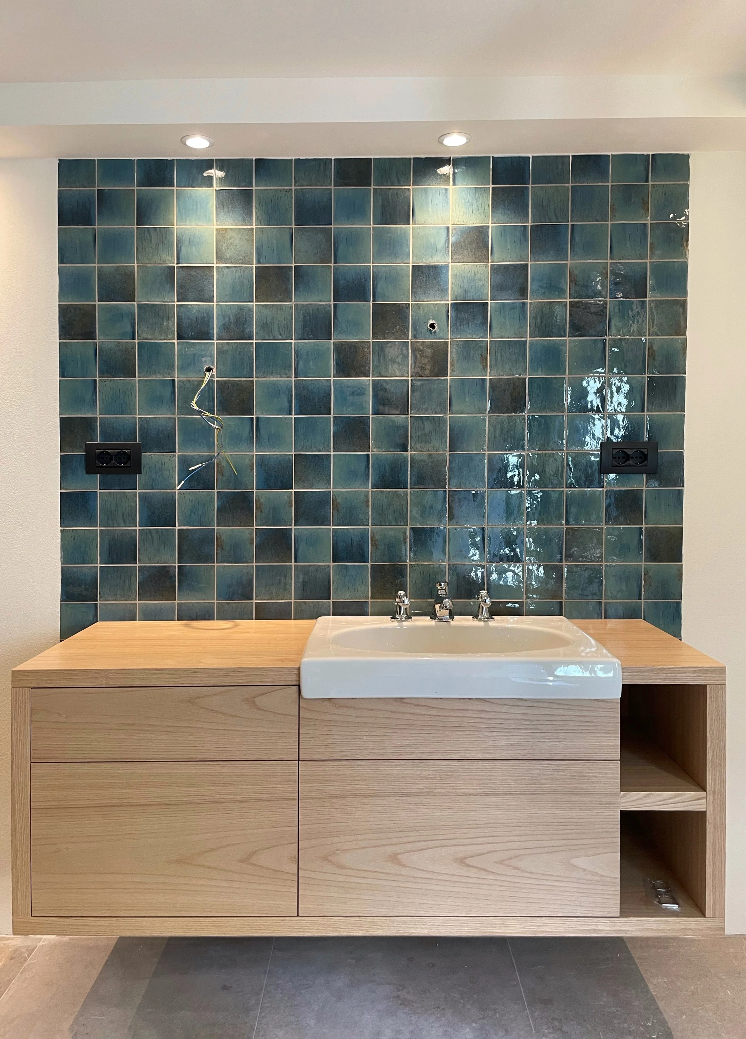  Mobile bagno sospeso realizzato in listellare nobilitato castagno. Finitura naturale a base acqua. 