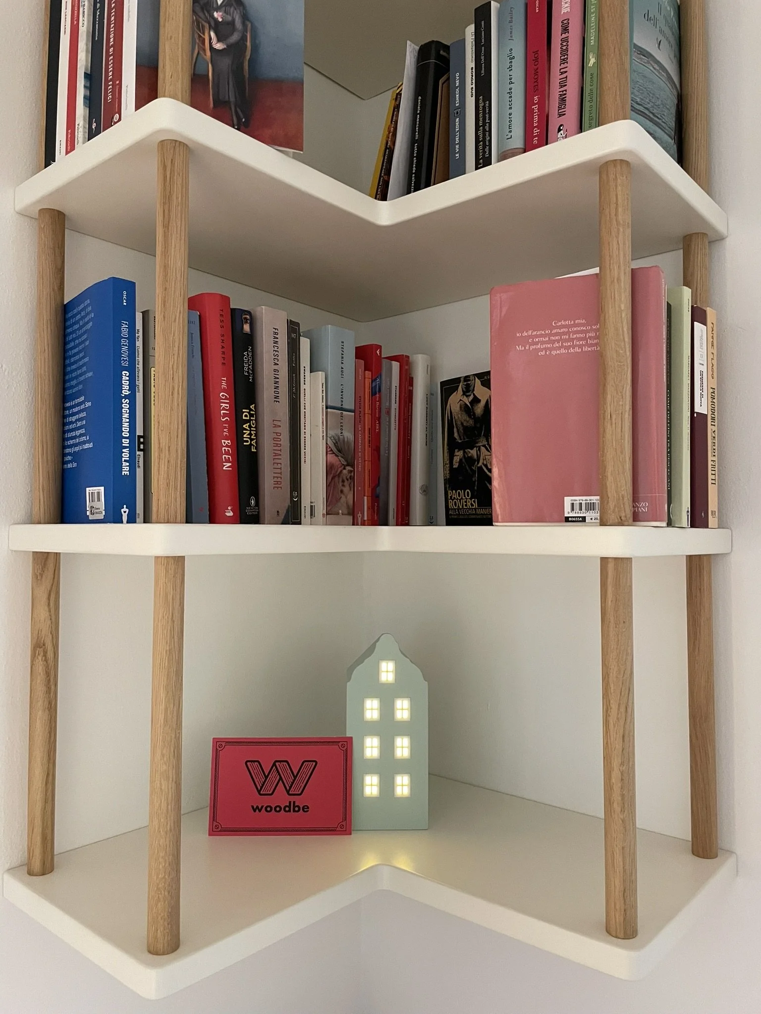  Casette e libri sono un connubio perfetto. Possono infatti fungere da perfetti fermalibri. Qui le vediamo in una piccola libreria sospesa, laccata bianca con colonnine tornite in rovere. 