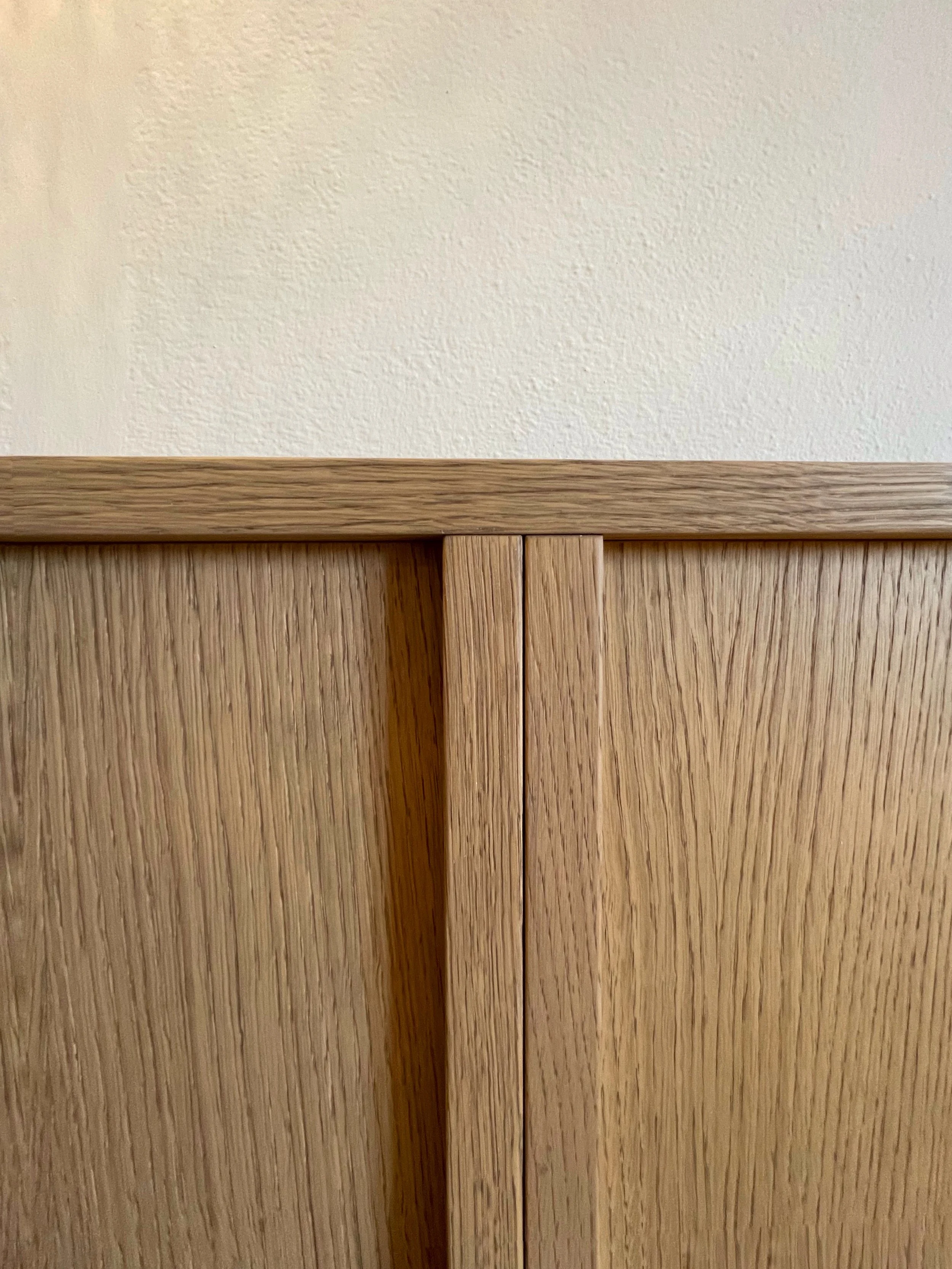  I listelli di riquadro spezzano la monotonia che avrebbe avuto una pannellatura completamente liscia. 