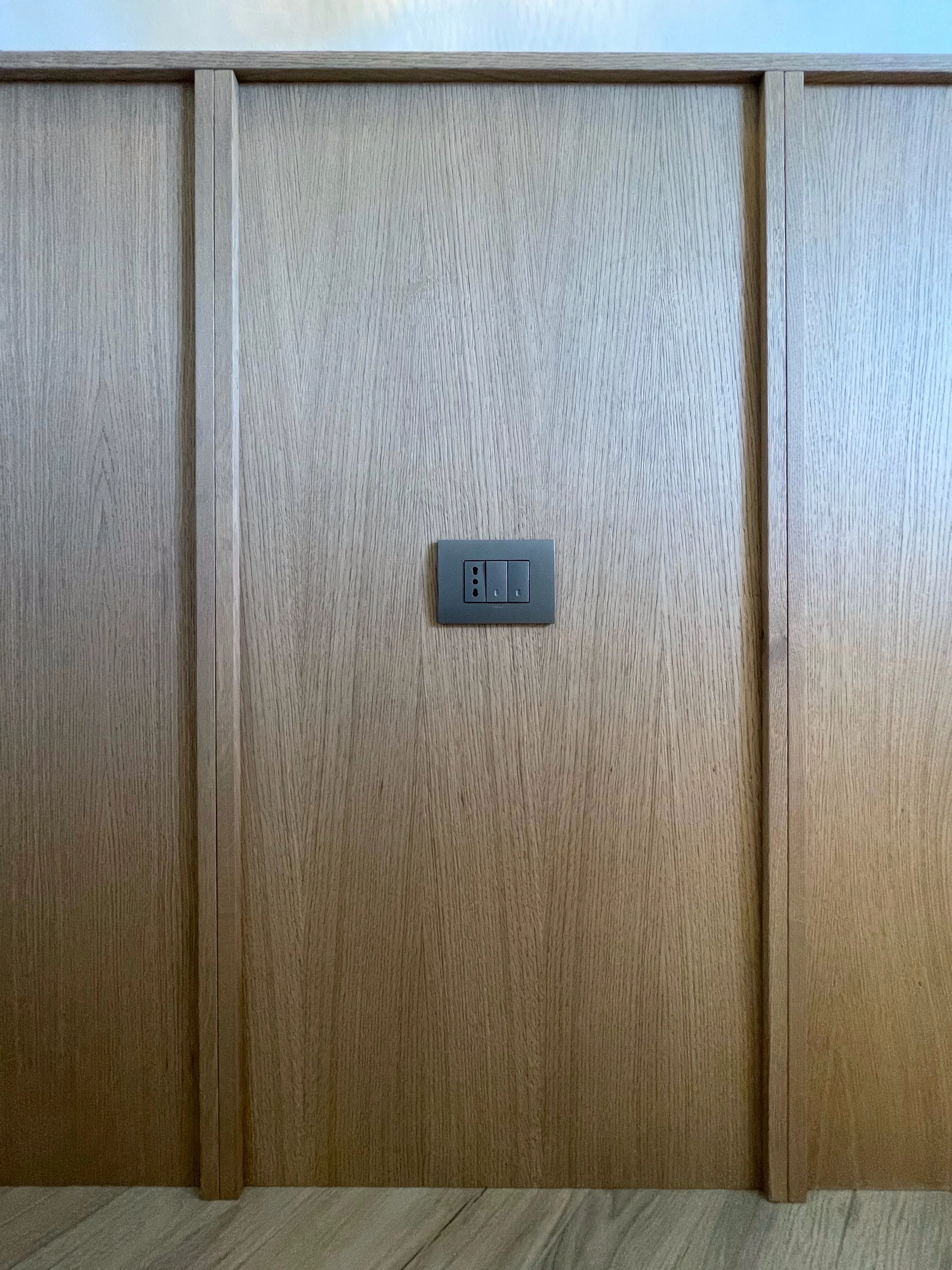  Interruttori e prese di corrente sono state integrate nella Boiserie. 