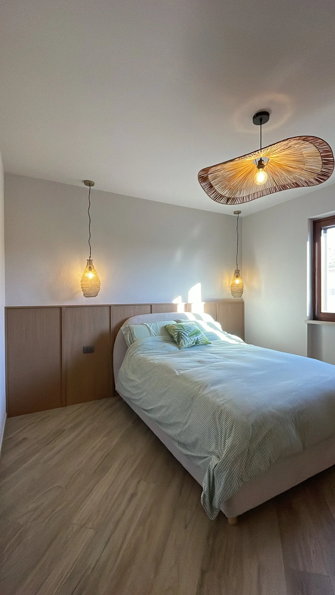  La Boiserie è stata verniciata in una tonalità leggermente più scura rispetto al colore del rovere naturale, in modo da sposarsi con gli altri colori della camera. 