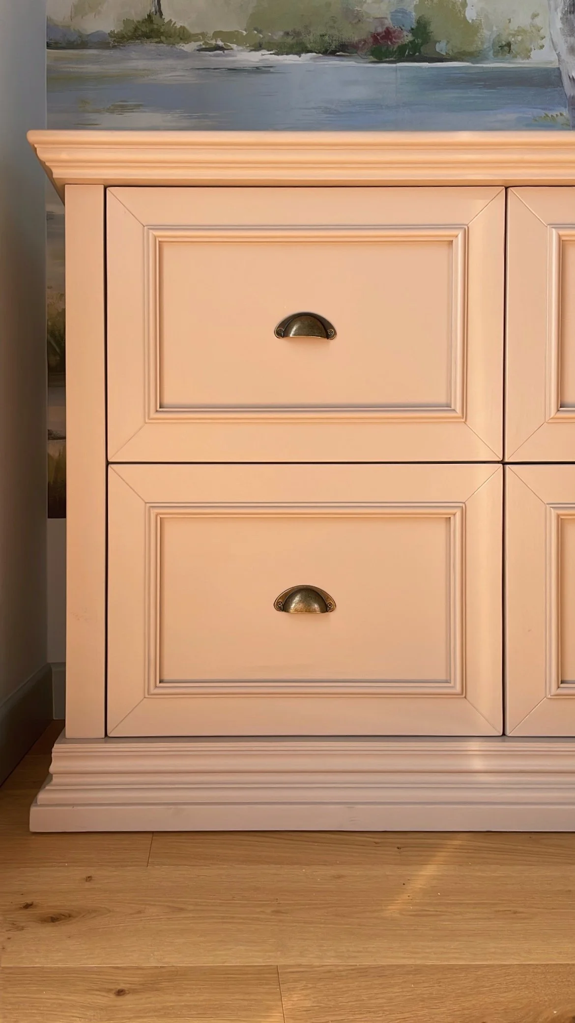  Lo stile classico è richiamato dalle numerosi cornici presenti sul top e sulla base del mobile. 