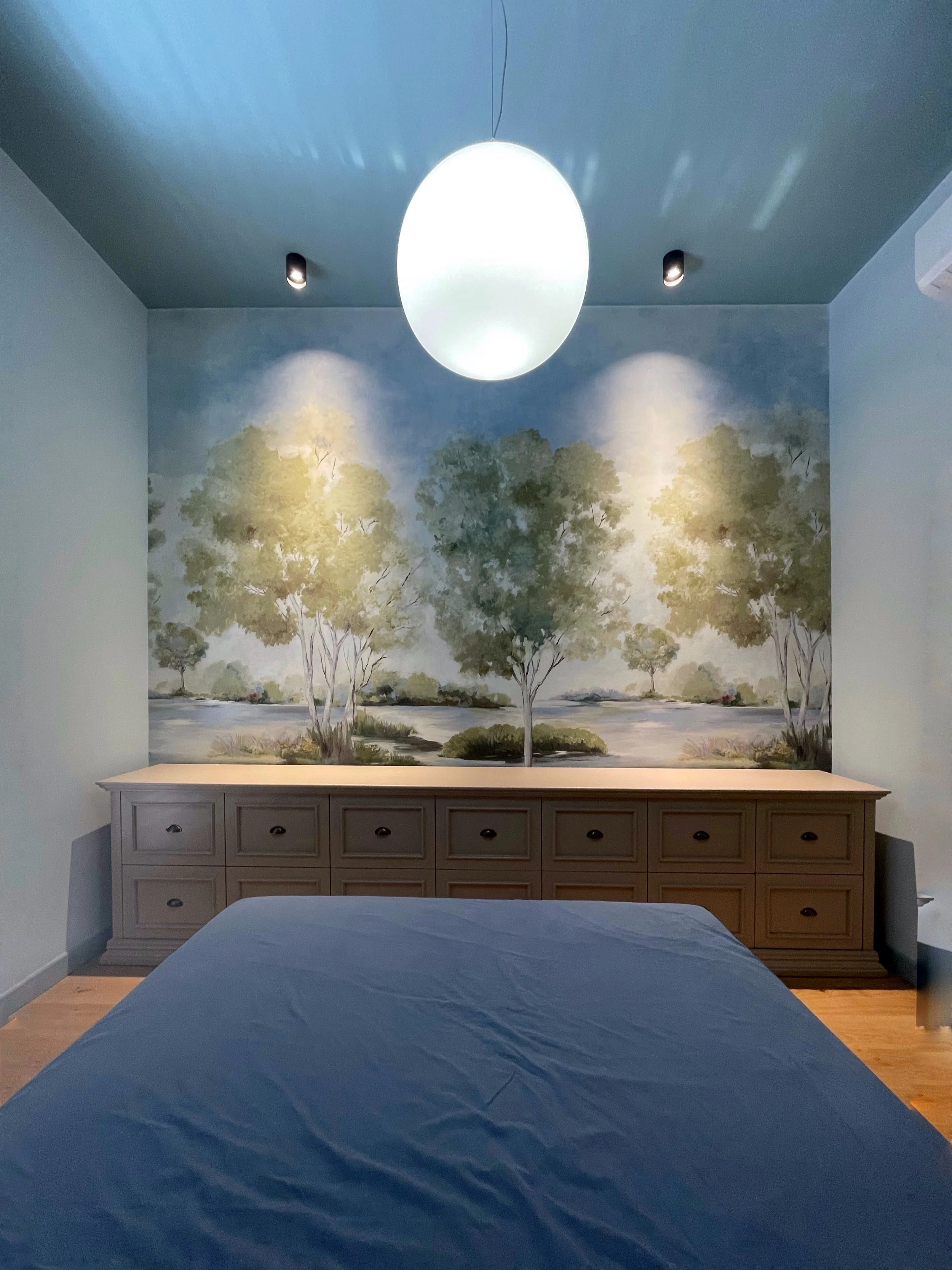  Per esaltare la bellezza del mobile il top è stato realizzato in un unico pezzo nonostante la generosa lunghezza di 4 metri 