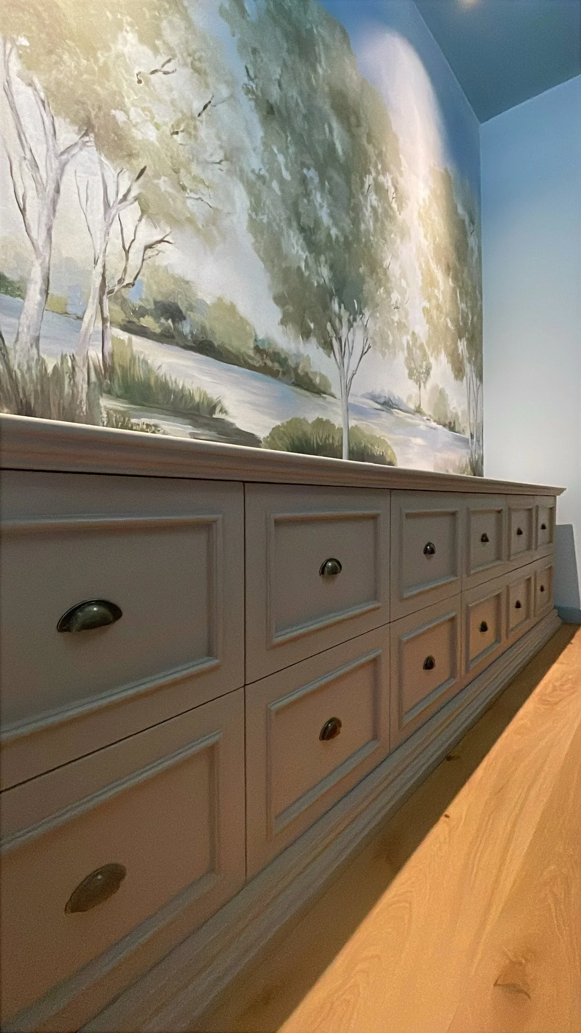  Le numerose antine consentono di avere tantissimo spazio per riporre indumenti piegati 