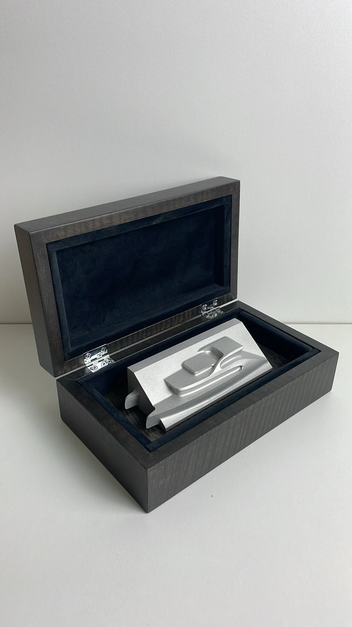  Il cofanetto contiene un modellino navale in alluminio fresato dal pieno a CNC. 