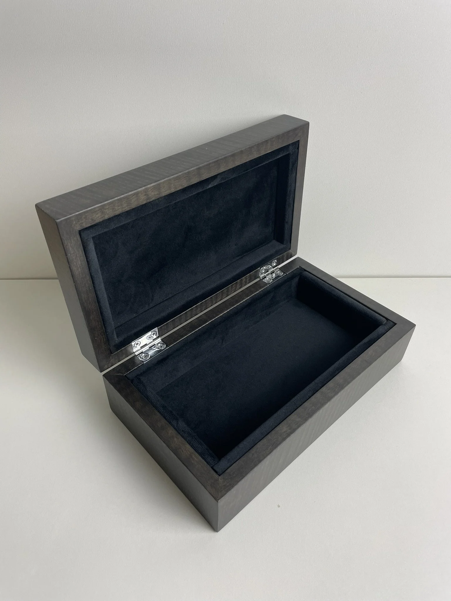  Cofanetto in legno di Noce Tanganica, tinto Wengè e rivestito internamento di velluto blu scuro. 