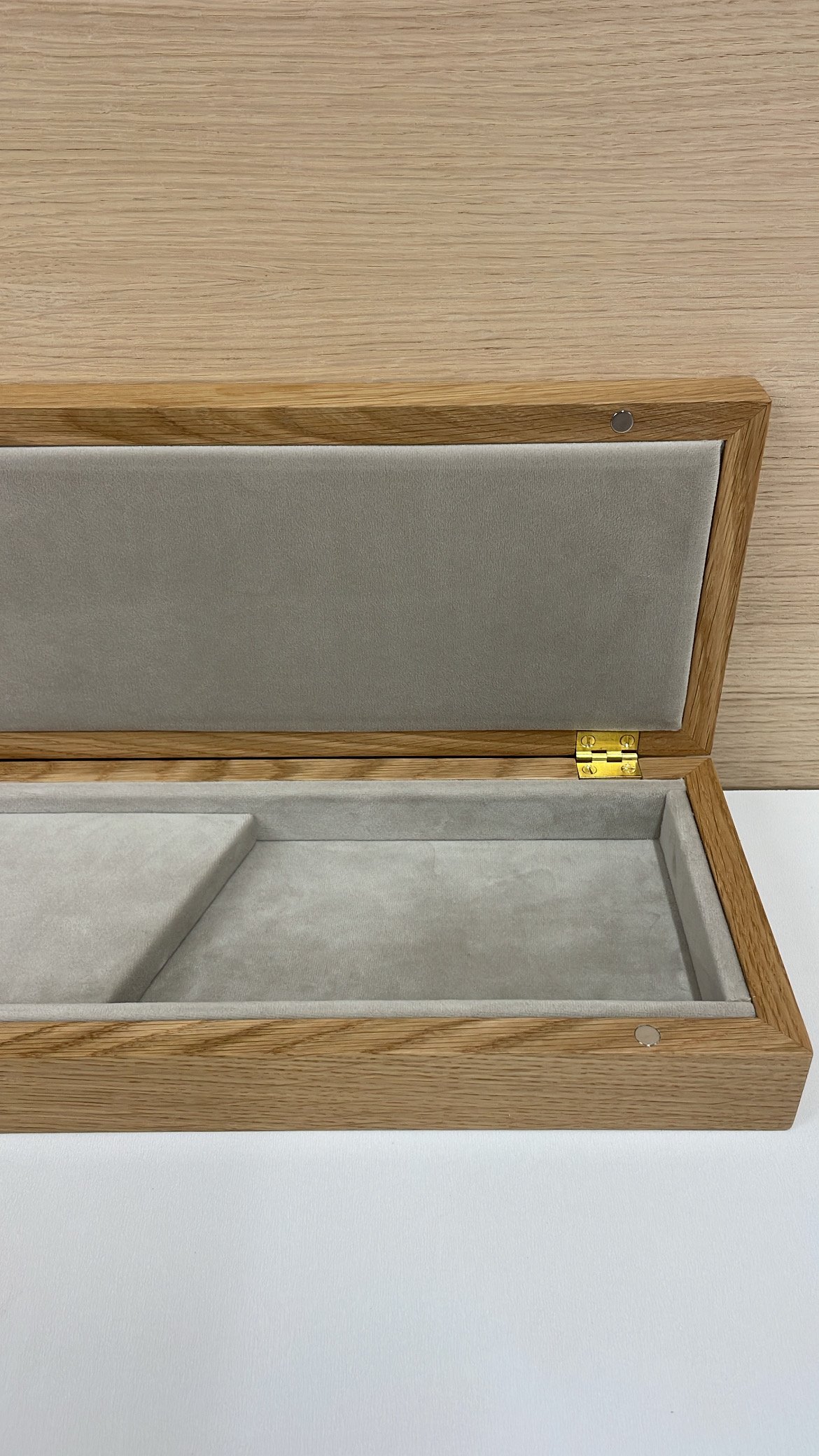  Cofanetto in legno di rovere massello con finitura ad olio e cera, effetto naturale. 