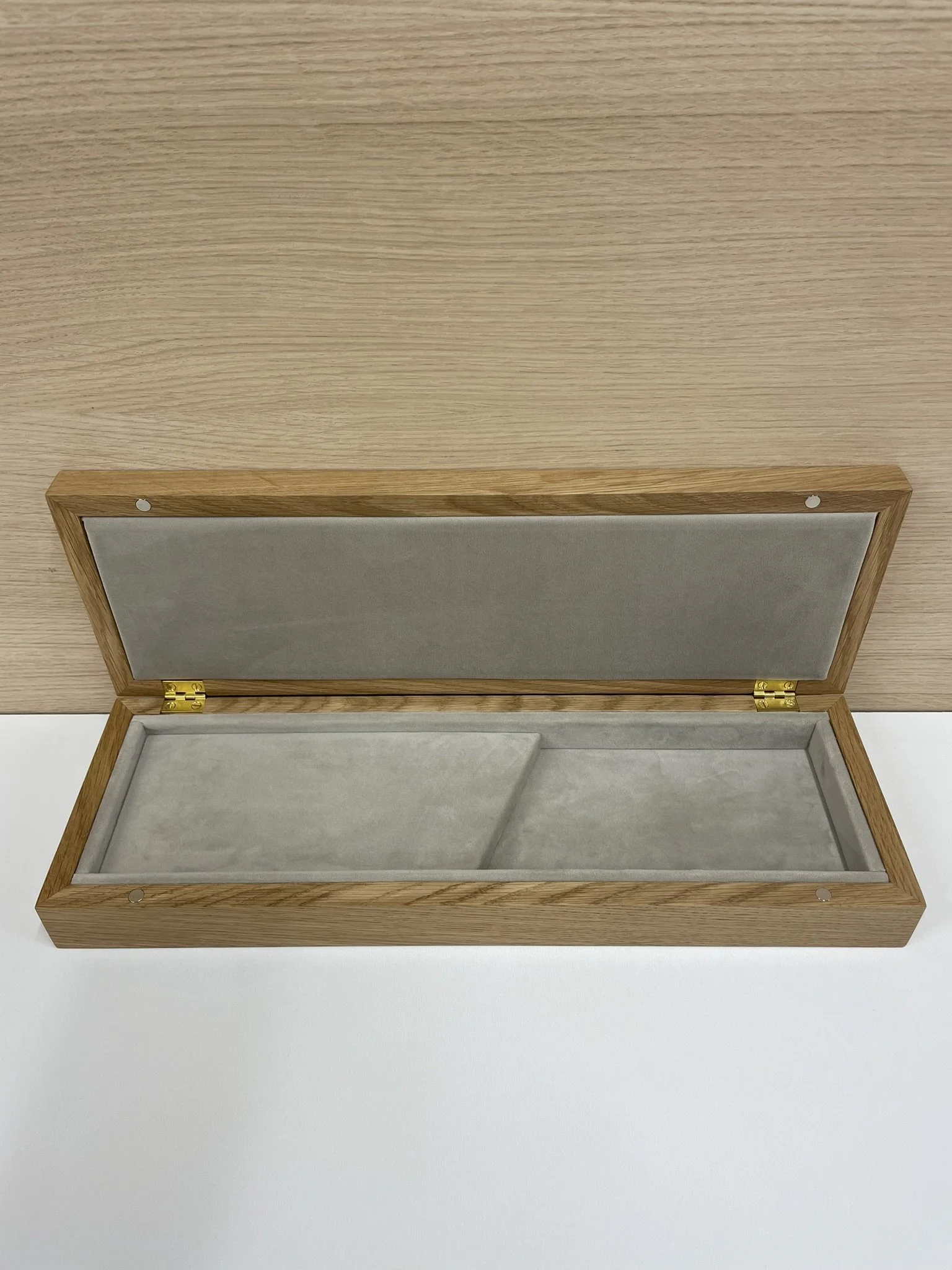  Interno rivestito in microvelluto. 