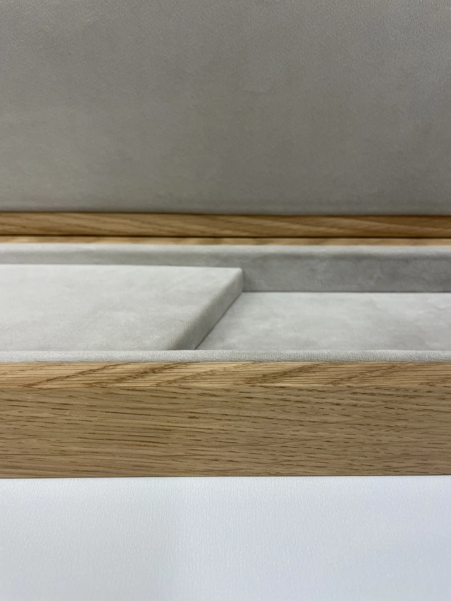  Il cofanetto deve contenere un coltello realizzato a mano. La parte rialzata nasconde dei magneti che tengono la lama in posizione durante il trasporto. 