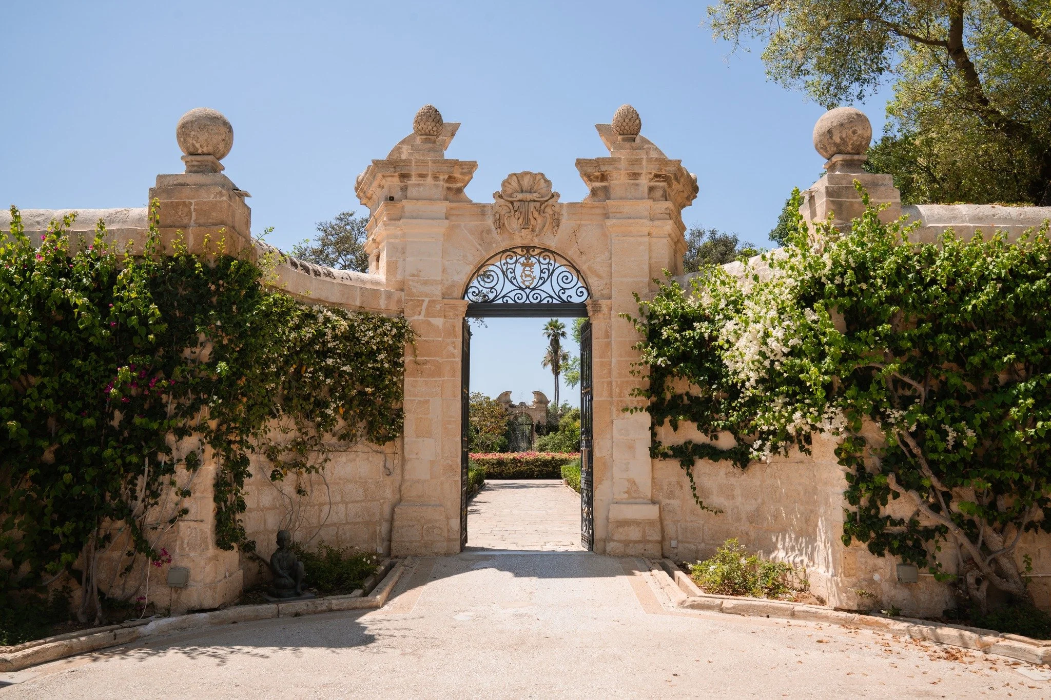 Sokan nem is sejtik, hogy a sziget  milyen csod&aacute;s kerteket rejt. Vajon ezek hol k&eacute;sz&uuml;lhettek? 🪴🌷 #visitmalta #exploremore #utaz&aacute;s #mediterran #fedezdfel #ny&aacute;r #&eacute;lm&eacute;nyek