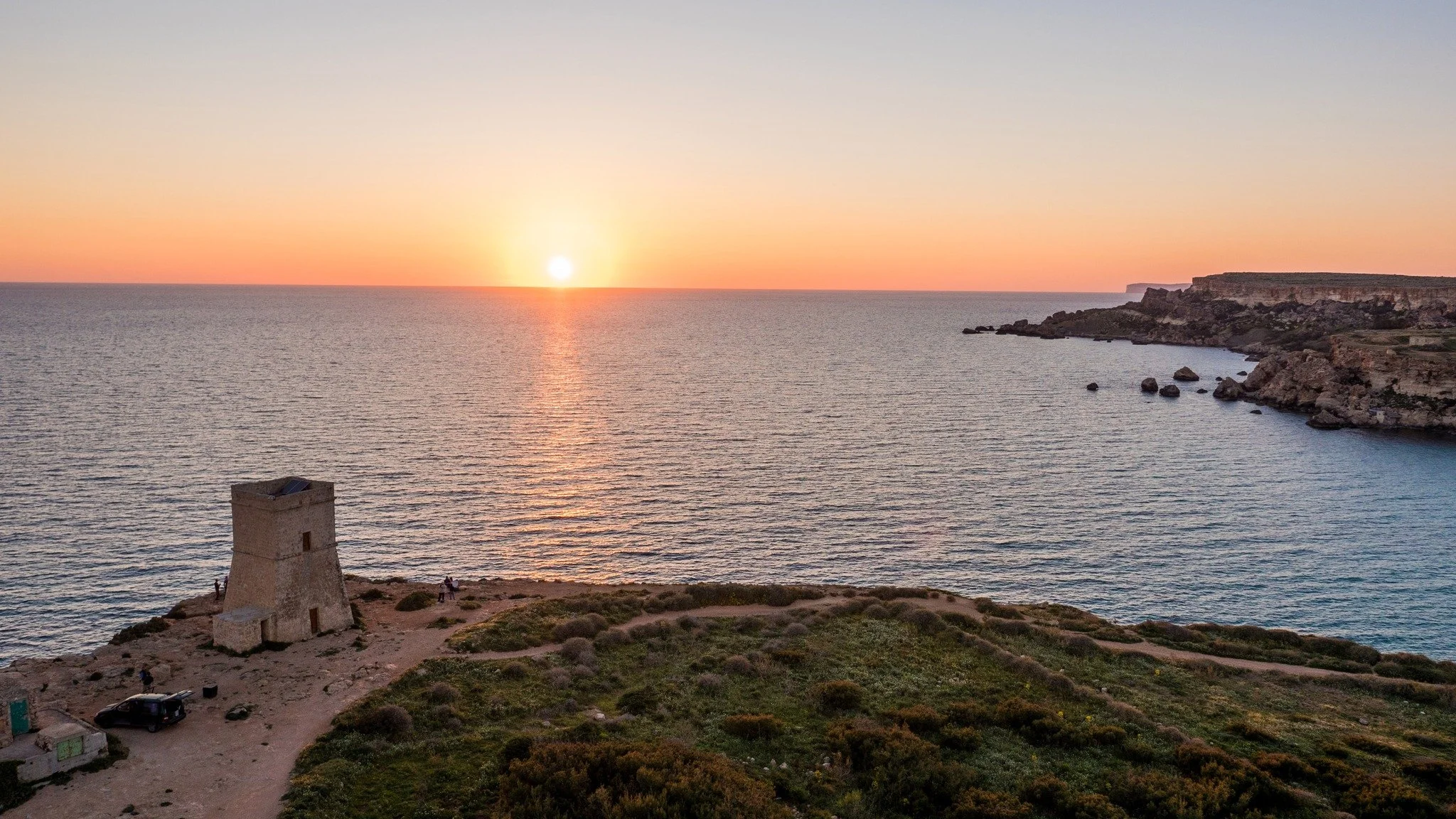 J&ouml;het a romantika? T&ouml;k&eacute;letes naplement&eacute;re v&aacute;gysz? Akkor ir&aacute;ny a Golden Bay M&aacute;lt&aacute;n! 🌅❤️ #visitmalta #exploremore #utaz&aacute;s #ny&aacute;r #&eacute;lm&eacute;nyek #romantikus #tengerpart #naplemen