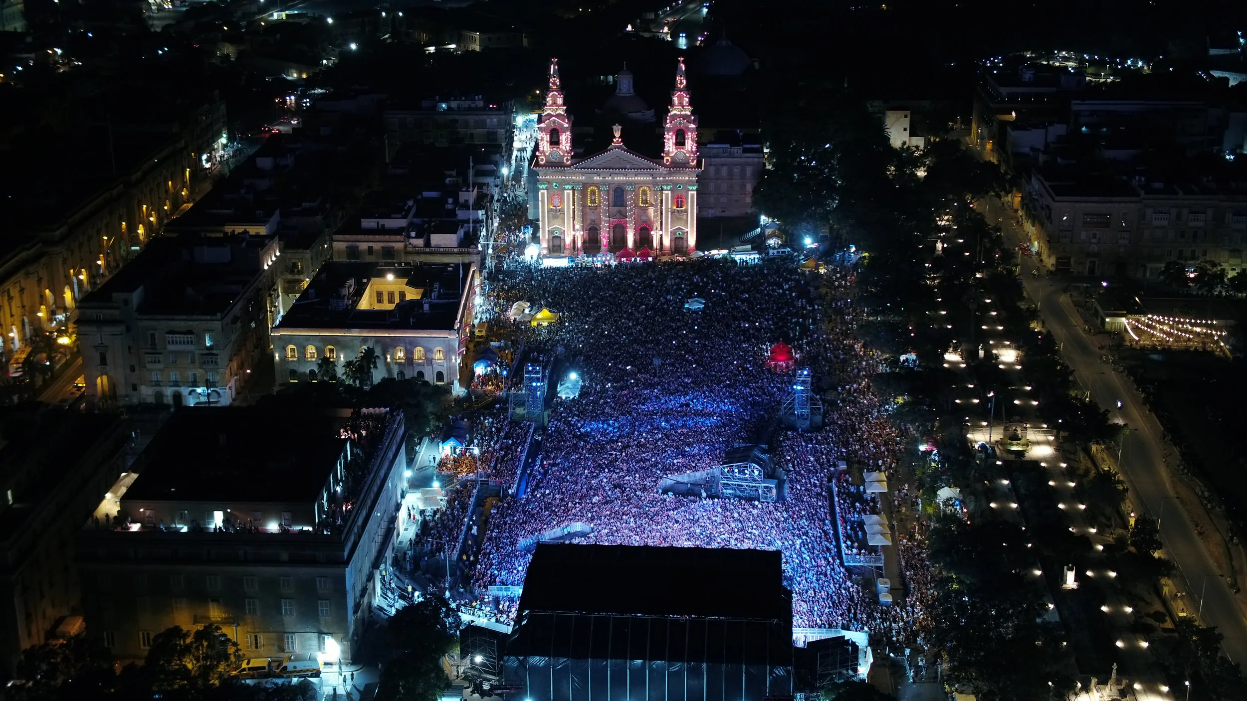 Koncert dömping sztárparádéval