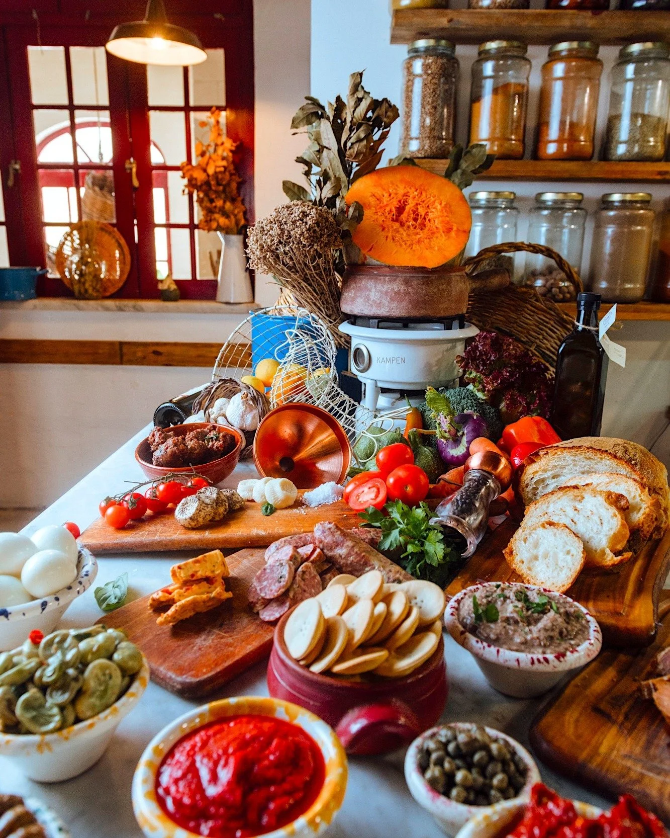 Ismered a m&aacute;ltai t&aacute;lat? A "Maltese Platter" az egyik legn&eacute;pszerűbb elő&eacute;tel M&aacute;lt&aacute;n, b&aacute;r a felszolg&aacute;lt mennyis&eacute;gek &eacute;s az &ouml;sszetevők miatt, ak&aacute;r el&eacute;g is l