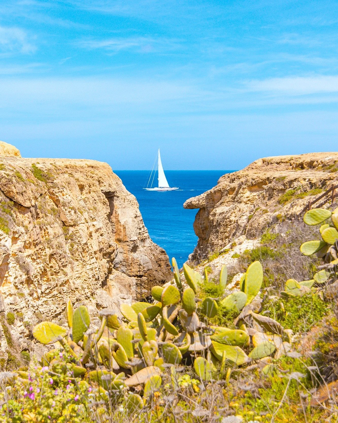 Gozo rejtett term&eacute;szeti sz&eacute;ps&eacute;gei tele vannak meglepet&eacute;ssel. Ez a k&eacute;p vajon hol k&eacute;sz&uuml;lt? 😍🪟 🏝️ 
#Fedezdfel #exploremore #tengerpart #utaz&aacute;s #&eacute;lm&eacute;nyek #mediterran #visitmalta