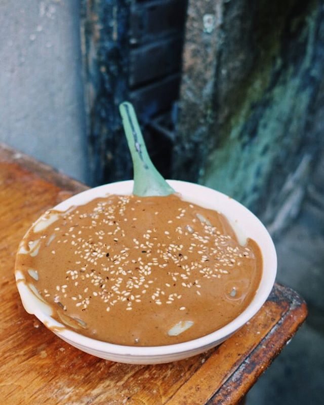 It hardly gets more Old Beijinger than this: miancha (面茶), or 'flour tea'. A thick, sticky millet porridge topped with sesame paste. Not to everyone's taste, but if you like it, you really like it (and you're probably a 爷爷). 💯
