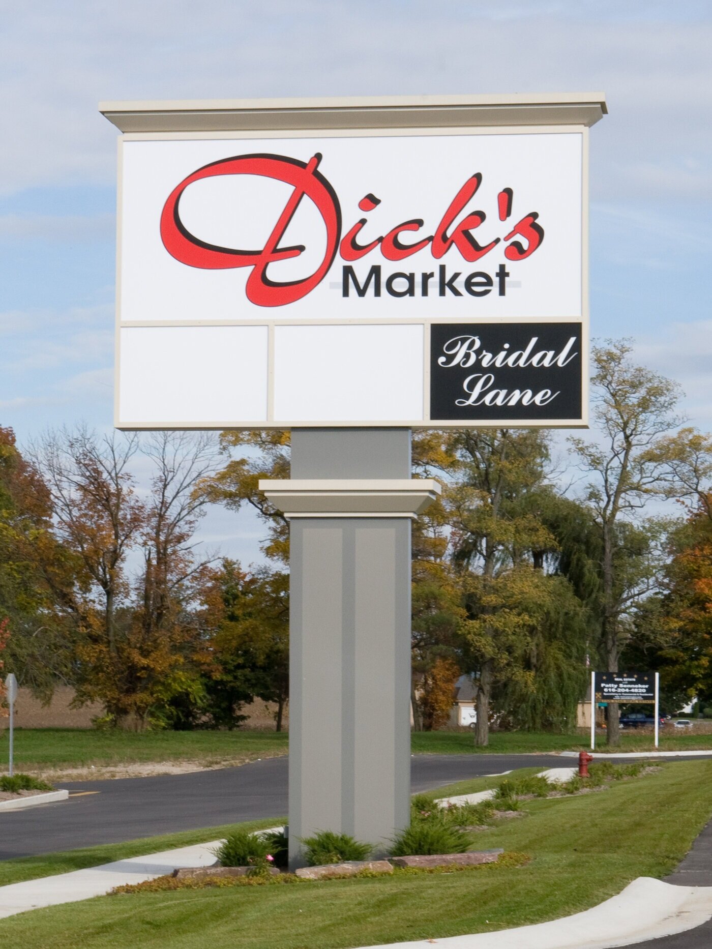  Multi-tenant pylon sign with flexible fabric faces a custom aluminum cap and a decorative aluminum pole shroud. 